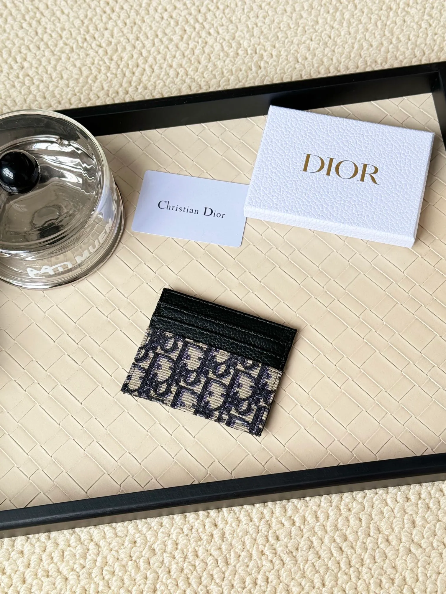 💰110 Old flower material Dior card holder is elegant and refined😍 Men's is carefully made of cowhide [strong]. There are 3 card slots on each side and 1 card slot on the top, which is exquisite and exquisite in shape. Style number: CH135 Size: 10*8cm