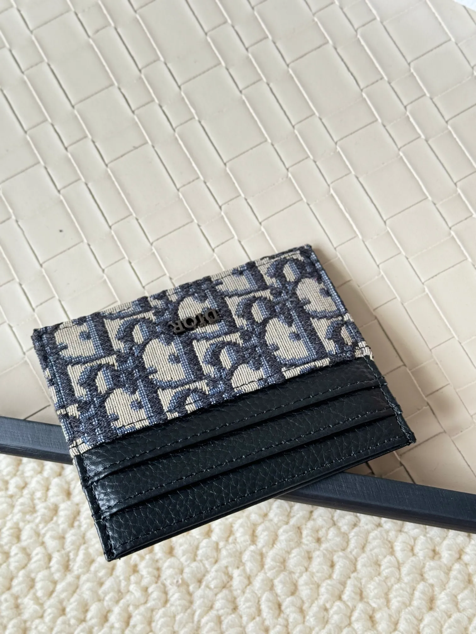 💰110 Old flower material Dior card holder is elegant and refined😍 Men's is carefully made of cowhide [strong]. There are 3 card slots on each side and 1 card slot on the top, which is exquisite and exquisite in shape. Style number: CH135 Size: 10*8cm