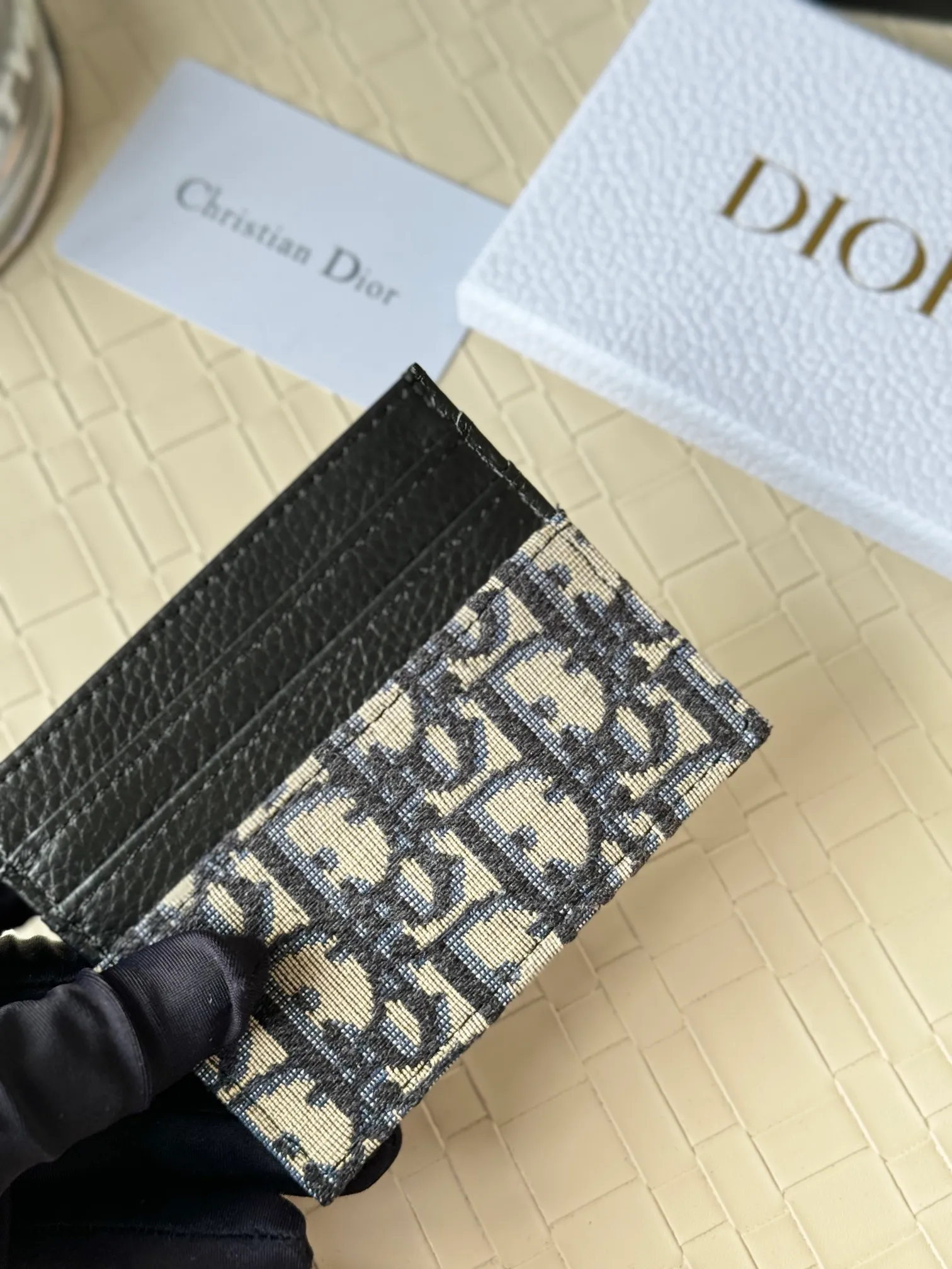 💰110 Old flower material Dior card holder is elegant and refined😍 Men's is carefully made of cowhide [strong]. There are 3 card slots on each side and 1 card slot on the top, which is exquisite and exquisite in shape. Style number: CH135 Size: 10*8cm