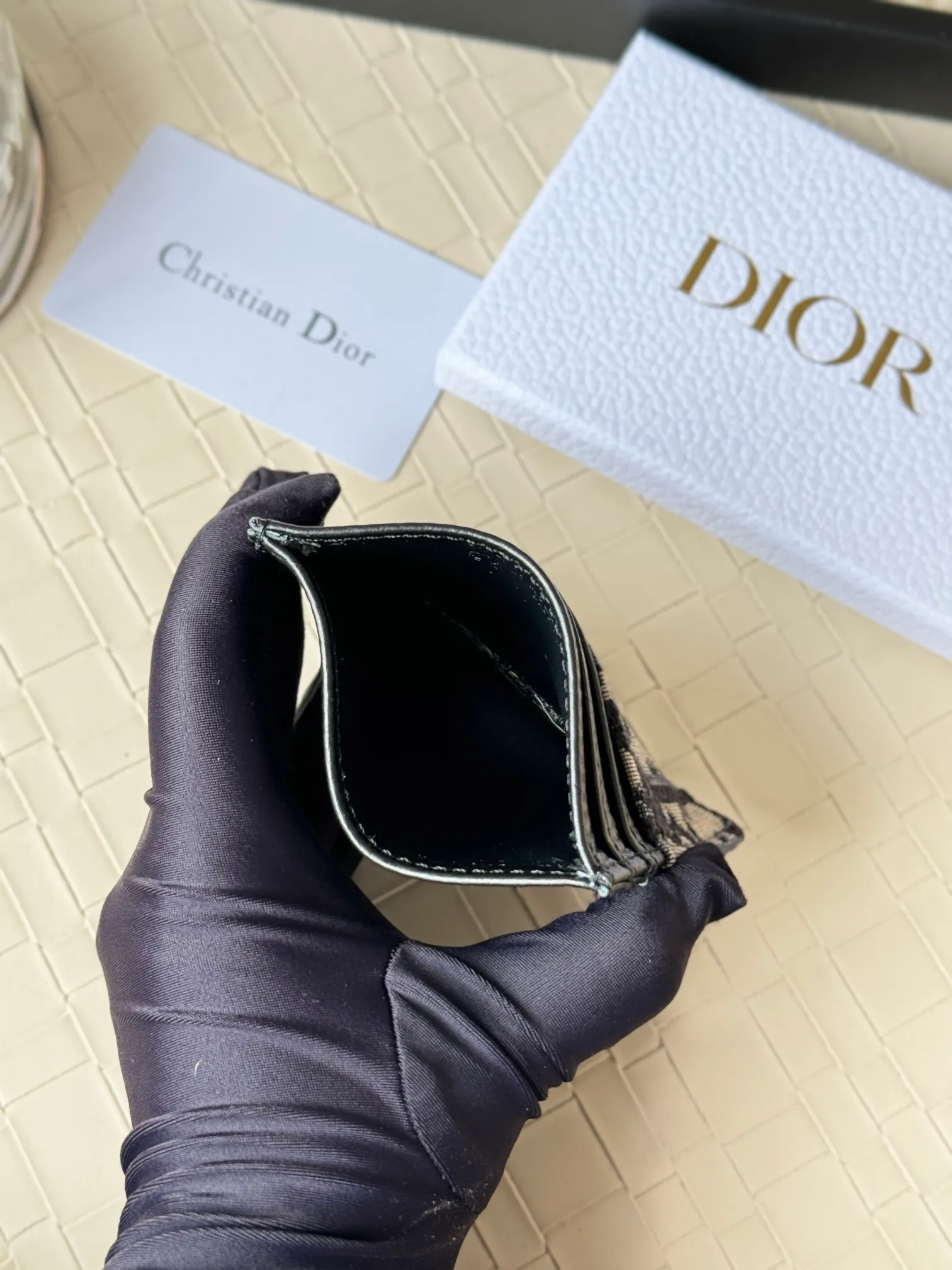 💰110 Old flower material Dior card holder is elegant and refined😍 Men's is carefully made of cowhide [strong]. There are 3 card slots on each side and 1 card slot on the top, which is exquisite and exquisite in shape. Style number: CH135 Size: 10*8cm