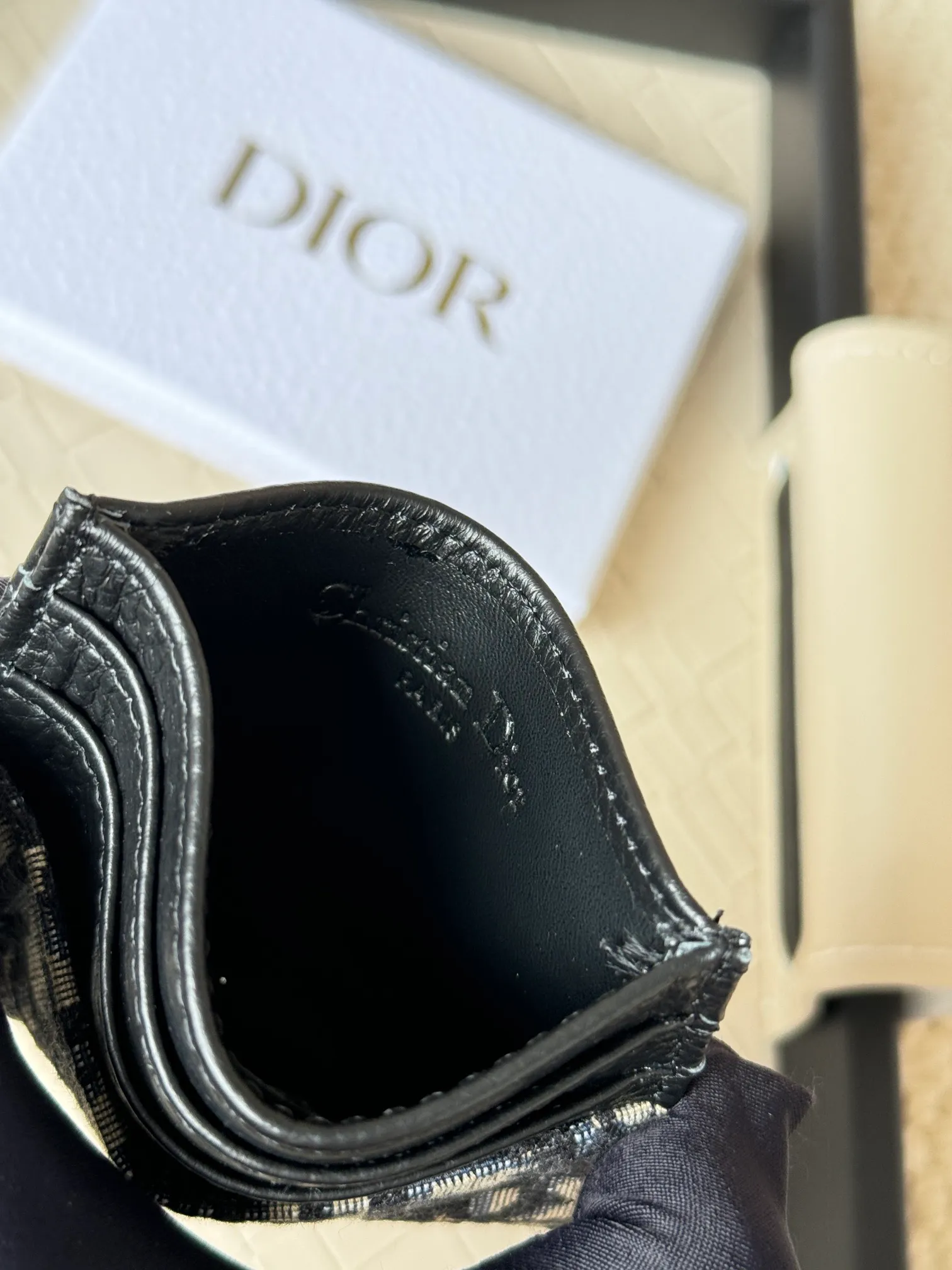 💰110 Old flower material Dior card holder is elegant and refined😍 Men's is carefully made of cowhide [strong]. There are 3 card slots on each side and 1 card slot on the top, which is exquisite and exquisite in shape. Style number: CH135 Size: 10*8cm
