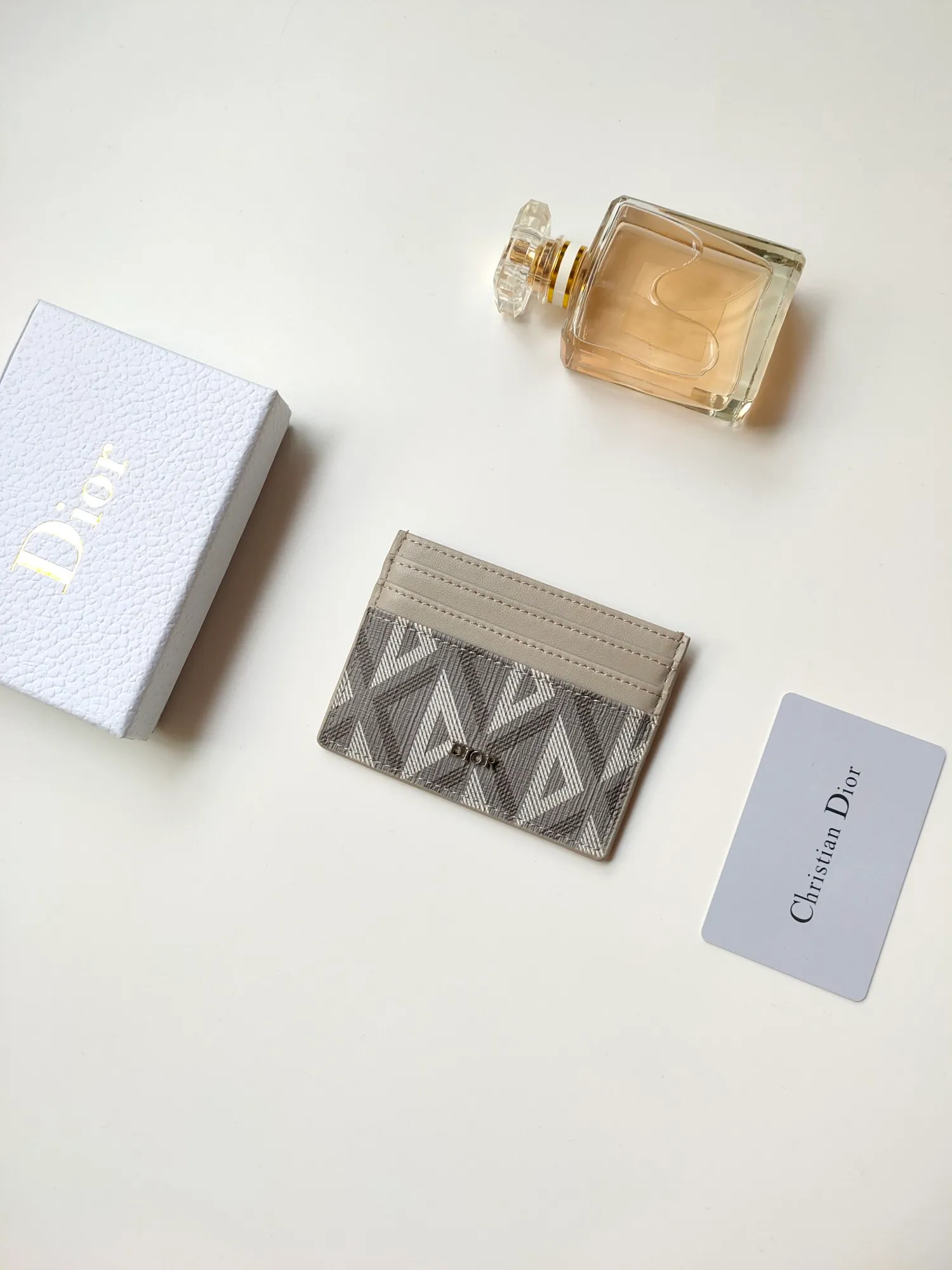 ￥90 [Rose] This Dior card holder is elegant and refined 😍 Carefully made of Dior jacquard fabric and cowhide [strong] decorated with Oblique print. There are 3 card slots on each side and 1 card slot on the top, which is exquisite and exquisite in shape. Style number: CH135 Size: 10*8cm