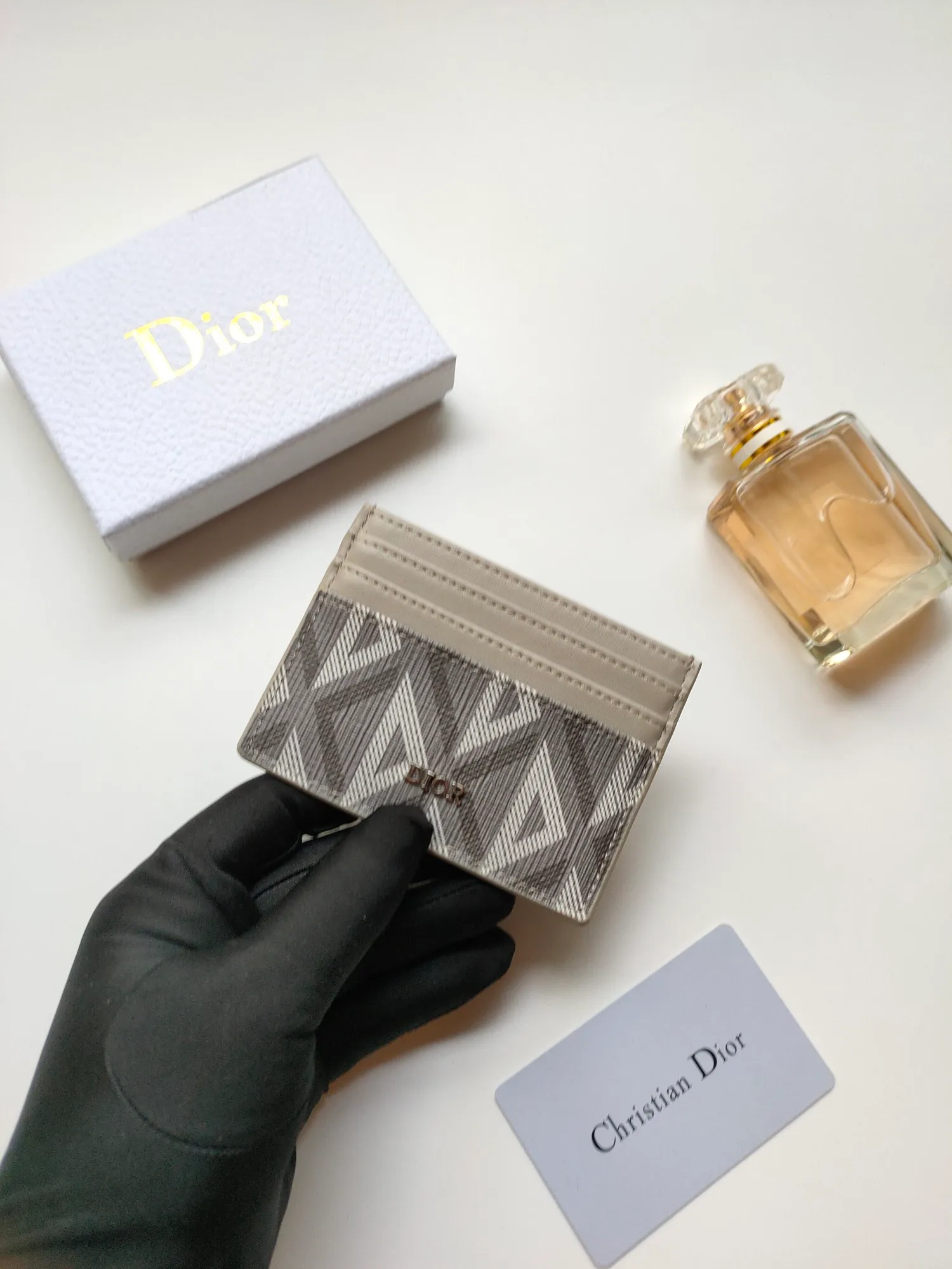 ￥90 [Rose] This Dior card holder is elegant and refined 😍 Carefully made of Dior jacquard fabric and cowhide [strong] decorated with Oblique print. There are 3 card slots on each side and 1 card slot on the top, which is exquisite and exquisite in shape. Style number: CH135 Size: 10*8cm