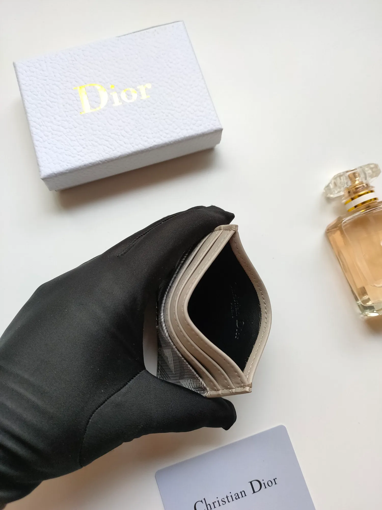 ￥90 [Rose] This Dior card holder is elegant and refined 😍 Carefully made of Dior jacquard fabric and cowhide [strong] decorated with Oblique print. There are 3 card slots on each side and 1 card slot on the top, which is exquisite and exquisite in shape. Style number: CH135 Size: 10*8cm