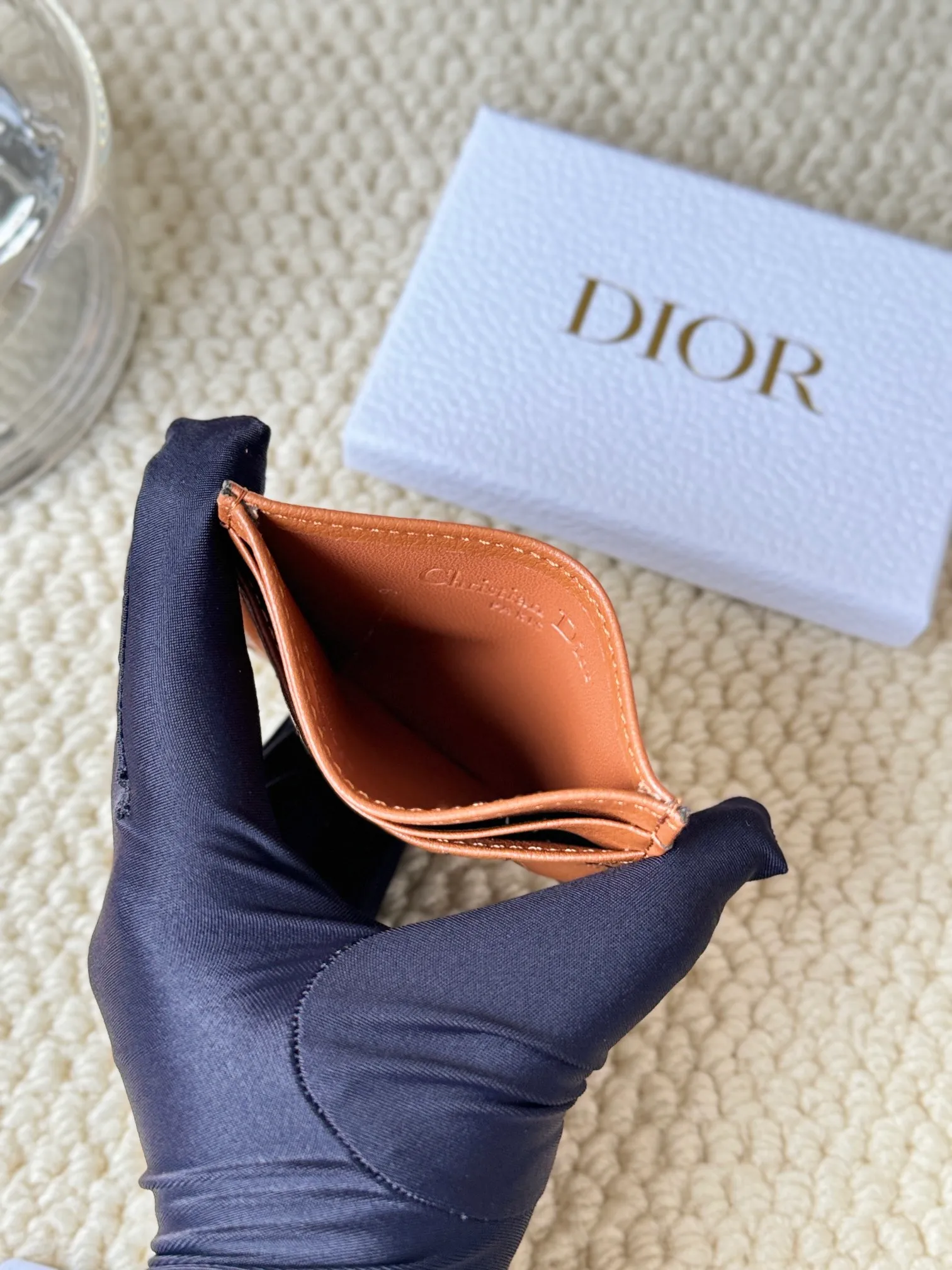💰100 No.: S5130 Carefully crafted from soft cowhide, decorated with cannage pattern topstitching and embellished with the "CD" logo on the front. Elegant and sophisticated, it has five card slots and is suitable for various occasions. Size: 10.5*7.5cm Dior Caro five-compartment card holder is a new product this season, elegant and practical.