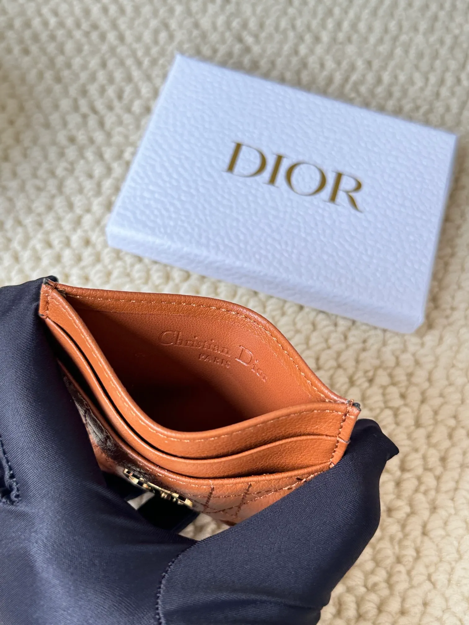 💰100 No.: S5130 Carefully crafted from soft cowhide, decorated with cannage pattern topstitching and embellished with the "CD" logo on the front. Elegant and sophisticated, it has five card slots and is suitable for various occasions. Size: 10.5*7.5cm Dior Caro five-compartment card holder is a new product this season, elegant and practical.