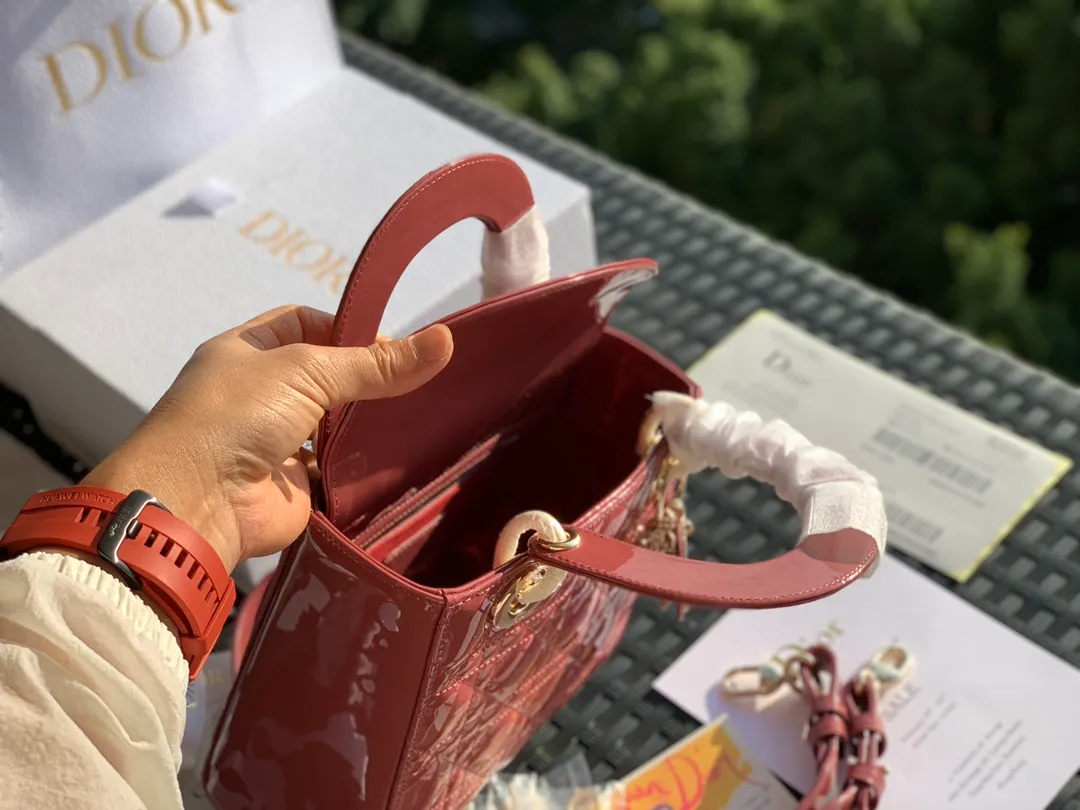 ❗️❗️❗️Free shipping with SF Express for year-end events❗️❗️❗️💰2000 Size 20x16.5x8CM Patent leather 4 compartments Overseas channels! Original raw materials, absolutely good quality! The Dior three-lattice patent leather Diana bag is something you must buy every time you hit the bag! This hibiscus pink color is a new color. It is similar to a dry rose color in real life. It is beautiful and gentle, and the patent leather model will give people a feeling of sparkling nobility. The surface of the bag is sparkling and looks amazing. It is simply a standard bag for "heroines". Compared with sheepskin or nubuck leather, patent leather will be more eye-catching!
