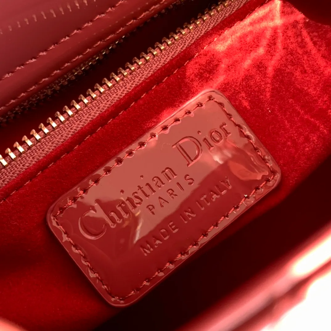 ❗️❗️❗️Free shipping with SF Express for year-end events❗️❗️❗️💰2000 Size 20x16.5x8CM Patent leather 4 compartments Overseas channels! Original raw materials, absolutely good quality! The Dior three-lattice patent leather Diana bag is something you must buy every time you hit the bag! This hibiscus pink color is a new color. It is similar to a dry rose color in real life. It is beautiful and gentle, and the patent leather model will give people a feeling of sparkling nobility. The surface of the bag is sparkling and looks amazing. It is simply a standard bag for "heroines". Compared with sheepskin or nubuck leather, patent leather will be more eye-catching!