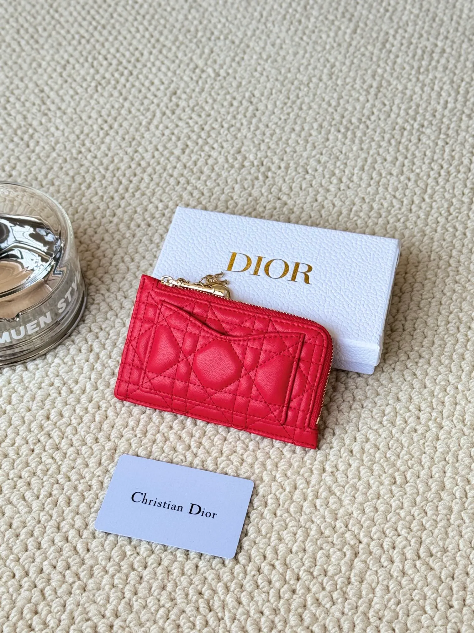 💰150Lady Dior card holder. Sand color wallet bought to fit into a waste bag. L-shaped opening, seven-zipper card holder. No.: S0965. There are too many front patch pockets to hold cards. The banknotes need to be folded at 40% off. It can hold 30% off but it has a zipper. The size is 13.5*8.5*1.5 cm. The Dior card holder meets my various needs. Compared with other styles, it is thin, compact and has a large capacity. There is no conspicuous big LOGO, it will not scratch when placed in the bag, and it is relatively low-key and classic. There is a special place for access control cards, so you don’t need to mix them with bank cards. When I used to swipe access control cards, I couldn’t swipe them because there were too many cards, so I had to take out the access control cards separately. There is a zipper, so you don't have to worry about putting important things out, and the zipper is half-open, so it's more convenient to put things in and take things out than having only one side.
