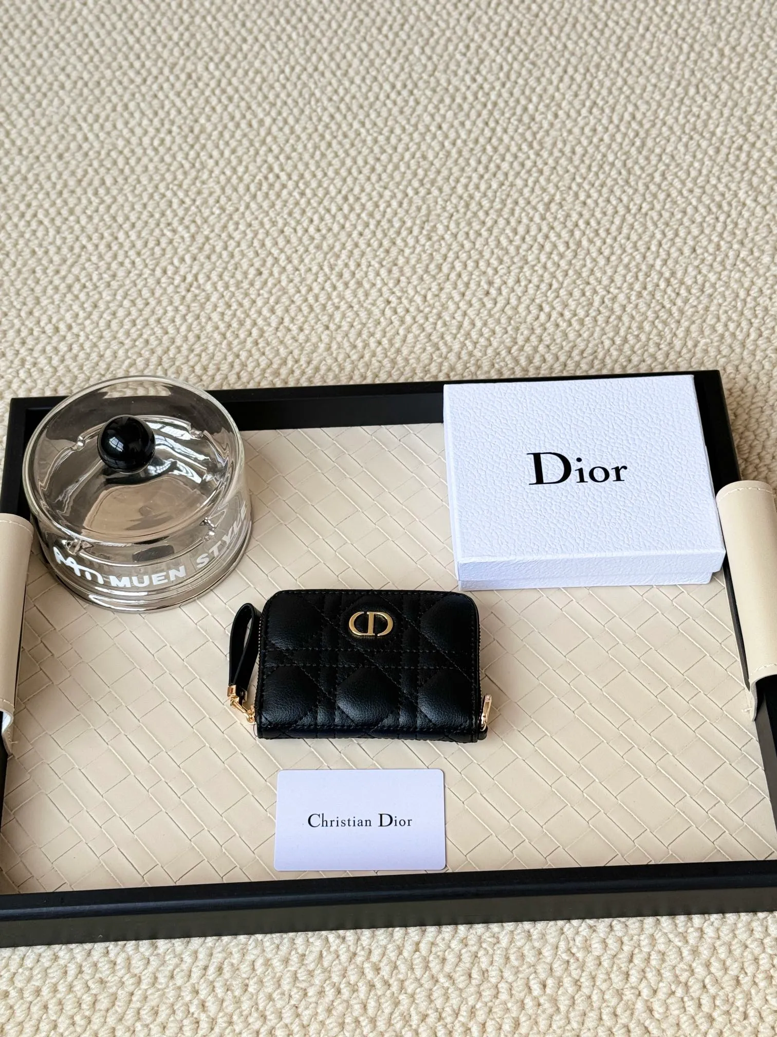 💰160 Dior New Caro Zippered Card Holder I love it. I originally wanted to buy a wallet, but I fell in love with this card holder. The size is just right and there are enough card slots. When Sydney is on lockdown and you can't go to the store, SA will send you photos and payment links. It's very convenient. I paid in the morning and received it in the afternoon. I think it looks better than the zipper card holder in C. The small metal ring next to the zipper is convenient for connecting the card holder to the bag and is not easy to lose. The calfskin material feels great. No.: S5034 Carol grain (size 9*11cm)