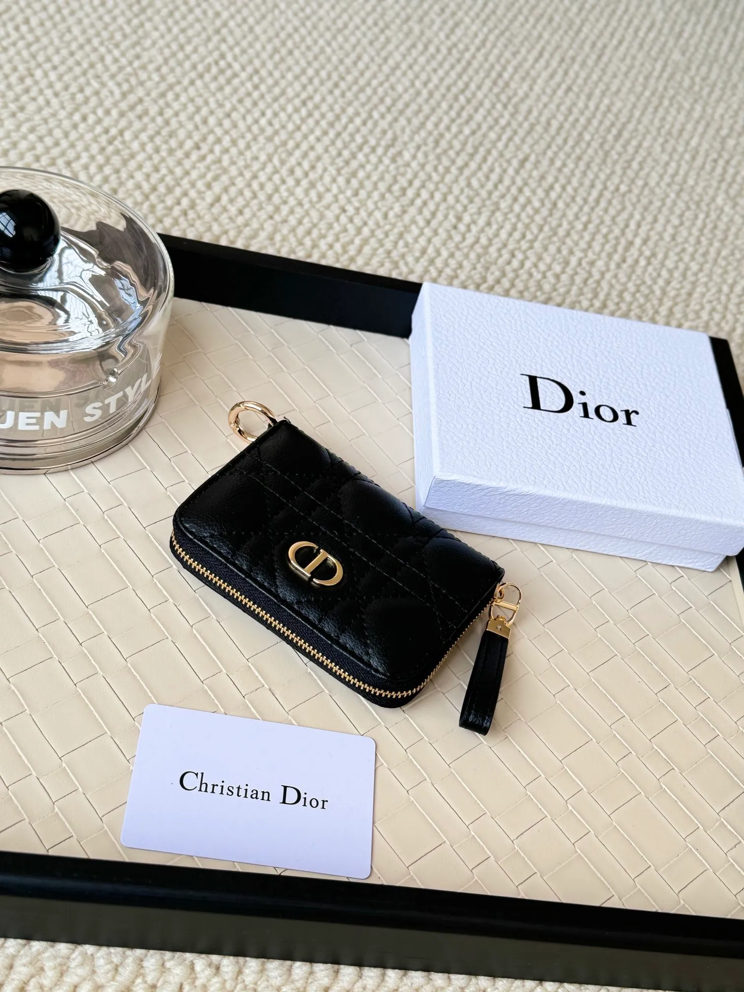 💰160 Dior New Caro Zippered Card Holder I love it. I originally wanted to buy a wallet, but I fell in love with this card holder. The size is just right and there are enough card slots. When Sydney is on lockdown and you can't go to the store, SA will send you photos and payment links. It's very convenient. I paid in the morning and received it in the afternoon. I think it looks better than the zipper card holder in C. The small metal ring next to the zipper is convenient for connecting the card holder to the bag and is not easy to lose. The calfskin material feels great. No.: S5034 Carol grain (size 9*11cm)