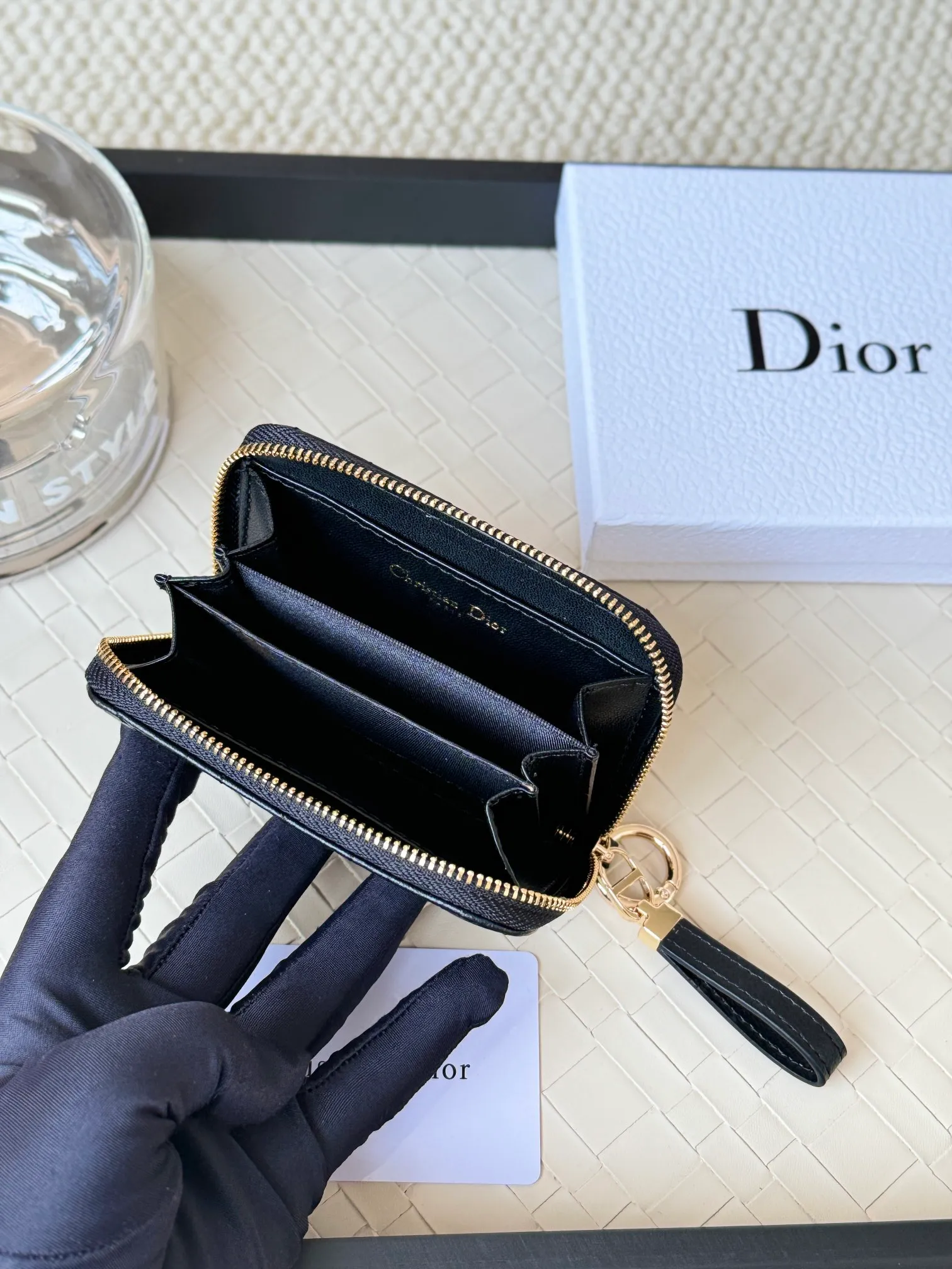 💰160 Dior New Caro Zippered Card Holder I love it. I originally wanted to buy a wallet, but I fell in love with this card holder. The size is just right and there are enough card slots. When Sydney is on lockdown and you can't go to the store, SA will send you photos and payment links. It's very convenient. I paid in the morning and received it in the afternoon. I think it looks better than the zipper card holder in C. The small metal ring next to the zipper is convenient for connecting the card holder to the bag and is not easy to lose. The calfskin material feels great. No.: S5034 Carol grain (size 9*11cm)