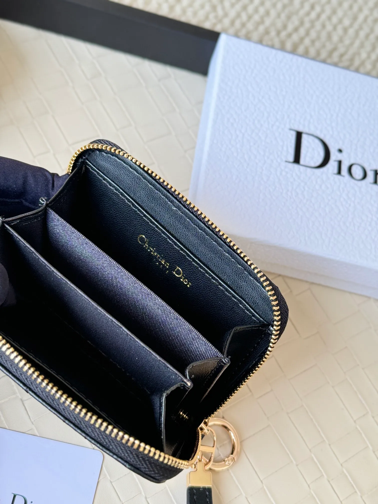 💰160 Dior New Caro Zippered Card Holder I love it. I originally wanted to buy a wallet, but I fell in love with this card holder. The size is just right and there are enough card slots. When Sydney is on lockdown and you can't go to the store, SA will send you photos and payment links. It's very convenient. I paid in the morning and received it in the afternoon. I think it looks better than the zipper card holder in C. The small metal ring next to the zipper is convenient for connecting the card holder to the bag and is not easy to lose. The calfskin material feels great. No.: S5034 Carol grain (size 9*11cm)