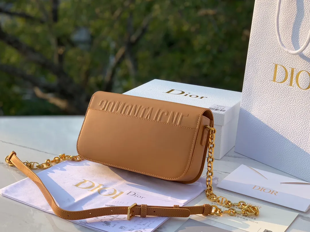 Top upgraded version💰1800 size 22.5×12.5×6.5cm 2023 Dior latest 30 Montaigne shipped, another king of fried buns🔥 As one of Dior's four major bag styles, Montaigne has always been deeply loved. This latest Montaigne hit me hard. The lines of the bag are smoother and rounder. It has a softer and warmer feeling than the old style. The original luxurious "BOX calfskin" is not afraid of time and becomes more and more beautiful ~ The enamel buckle shoulder strap is cleverly matched with cowhide, which is fashionable yet elegant. Wear it over one shoulder to show your personality. Hurry up and get it now. Be the first girl to wear this new style on your back when walking on the street.