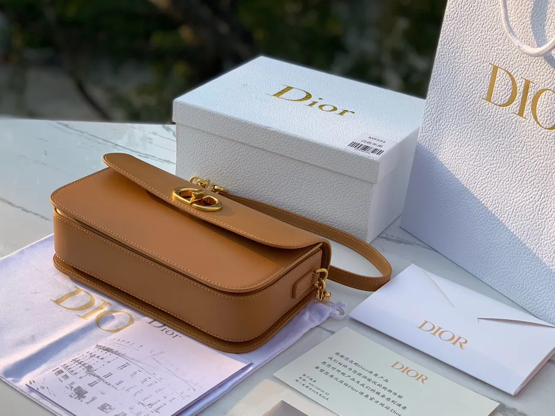 Top upgraded version💰1800 size 22.5×12.5×6.5cm 2023 Dior latest 30 Montaigne shipped, another king of fried buns🔥 As one of Dior's four major bag styles, Montaigne has always been deeply loved. This latest Montaigne hit me hard. The lines of the bag are smoother and rounder. It has a softer and warmer feeling than the old style. The original luxurious "BOX calfskin" is not afraid of time and becomes more and more beautiful ~ The enamel buckle shoulder strap is cleverly matched with cowhide, which is fashionable yet elegant. Wear it over one shoulder to show your personality. Hurry up and get it now. Be the first girl to wear this new style on your back when walking on the street.