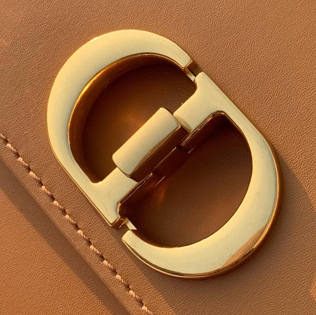 Top upgraded version💰1800 size 22.5×12.5×6.5cm 2023 Dior latest 30 Montaigne shipped, another king of fried buns🔥 As one of Dior's four major bag styles, Montaigne has always been deeply loved. This latest Montaigne hit me hard. The lines of the bag are smoother and rounder. It has a softer and warmer feeling than the old style. The original luxurious "BOX calfskin" is not afraid of time and becomes more and more beautiful ~ The enamel buckle shoulder strap is cleverly matched with cowhide, which is fashionable yet elegant. Wear it over one shoulder to show your personality. Hurry up and get it now. Be the first girl to wear this new style on your back when walking on the street.