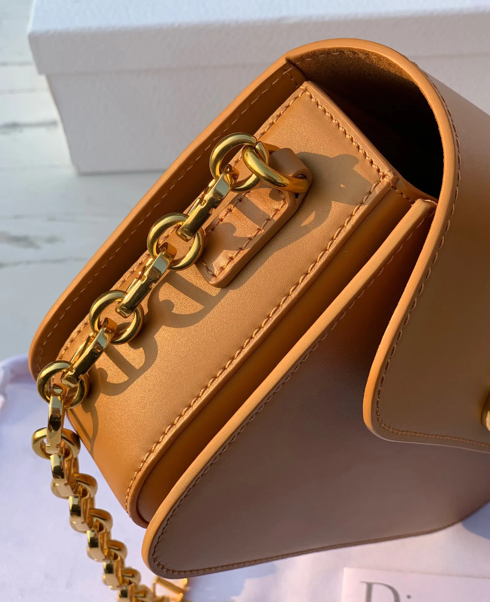 Top upgraded version💰1800 size 22.5×12.5×6.5cm 2023 Dior latest 30 Montaigne shipped, another king of fried buns🔥 As one of Dior's four major bag styles, Montaigne has always been deeply loved. This latest Montaigne hit me hard. The lines of the bag are smoother and rounder. It has a softer and warmer feeling than the old style. The original luxurious "BOX calfskin" is not afraid of time and becomes more and more beautiful ~ The enamel buckle shoulder strap is cleverly matched with cowhide, which is fashionable yet elegant. Wear it over one shoulder to show your personality. Hurry up and get it now. Be the first girl to wear this new style on your back when walking on the street.