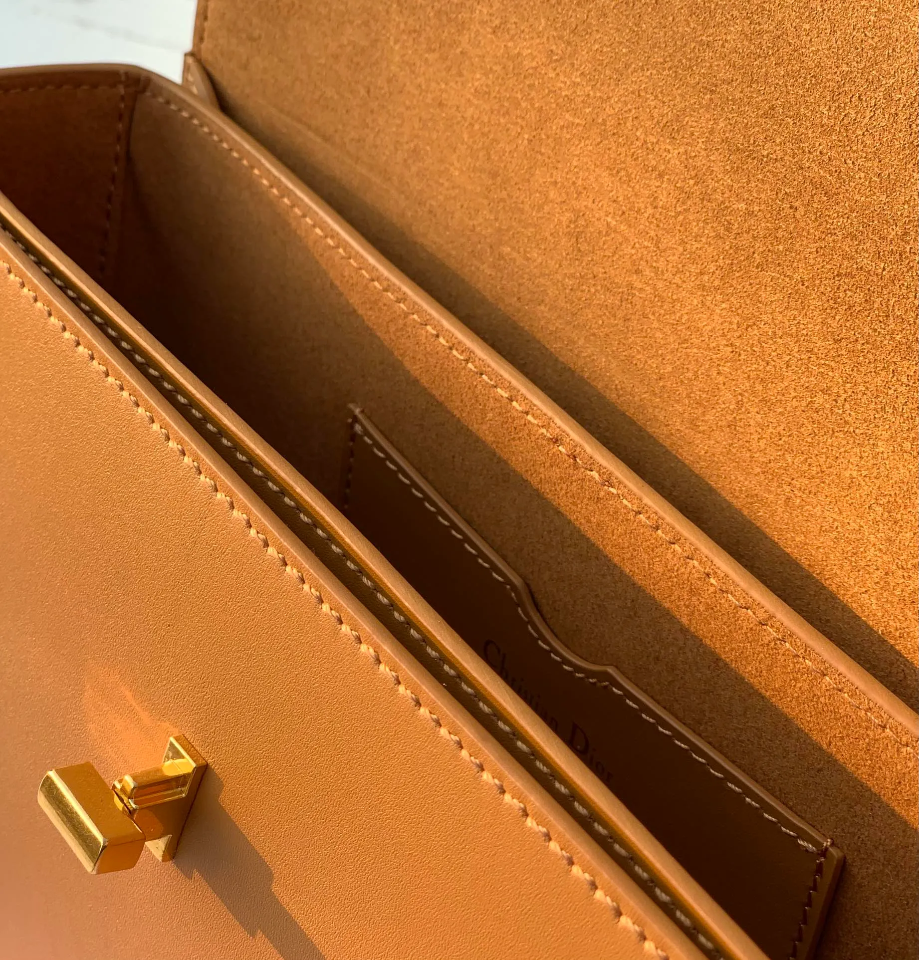 Top upgraded version💰1800 size 22.5×12.5×6.5cm 2023 Dior latest 30 Montaigne shipped, another king of fried buns🔥 As one of Dior's four major bag styles, Montaigne has always been deeply loved. This latest Montaigne hit me hard. The lines of the bag are smoother and rounder. It has a softer and warmer feeling than the old style. The original luxurious "BOX calfskin" is not afraid of time and becomes more and more beautiful ~ The enamel buckle shoulder strap is cleverly matched with cowhide, which is fashionable yet elegant. Wear it over one shoulder to show your personality. Hurry up and get it now. Be the first girl to wear this new style on your back when walking on the street.