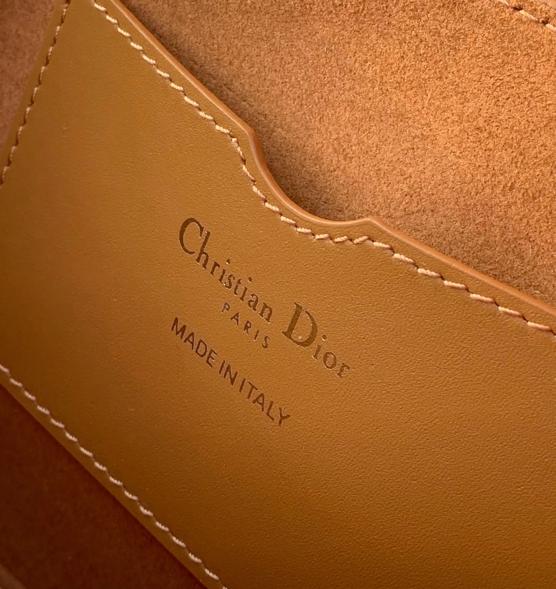 Top upgraded version💰1800 size 22.5×12.5×6.5cm 2023 Dior latest 30 Montaigne shipped, another king of fried buns🔥 As one of Dior's four major bag styles, Montaigne has always been deeply loved. This latest Montaigne hit me hard. The lines of the bag are smoother and rounder. It has a softer and warmer feeling than the old style. The original luxurious "BOX calfskin" is not afraid of time and becomes more and more beautiful ~ The enamel buckle shoulder strap is cleverly matched with cowhide, which is fashionable yet elegant. Wear it over one shoulder to show your personality. Hurry up and get it now. Be the first girl to wear this new style on your back when walking on the street.