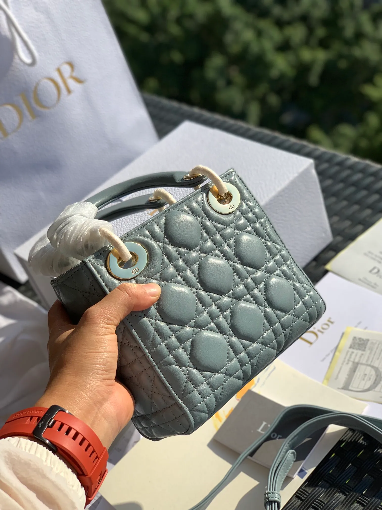 ❗️❗️❗️Free shipping with SF Express for year-end events❗️❗️❗️💰1800 The size is 17×15×7 blue three-frame sheepskin LadyDio*r bag! Same style as Angelababy! It is not only luxurious and elegant, but also has the intellectual softness of a woman. It is definitely a representative of the classics! ! Every woman can't resist its charm! Imported pure steel electroplated hardware, Italian original lambskin, pure hand tailoring, and expensive imported special machine seaming technology, perfect condition! Can withstand any compliment~