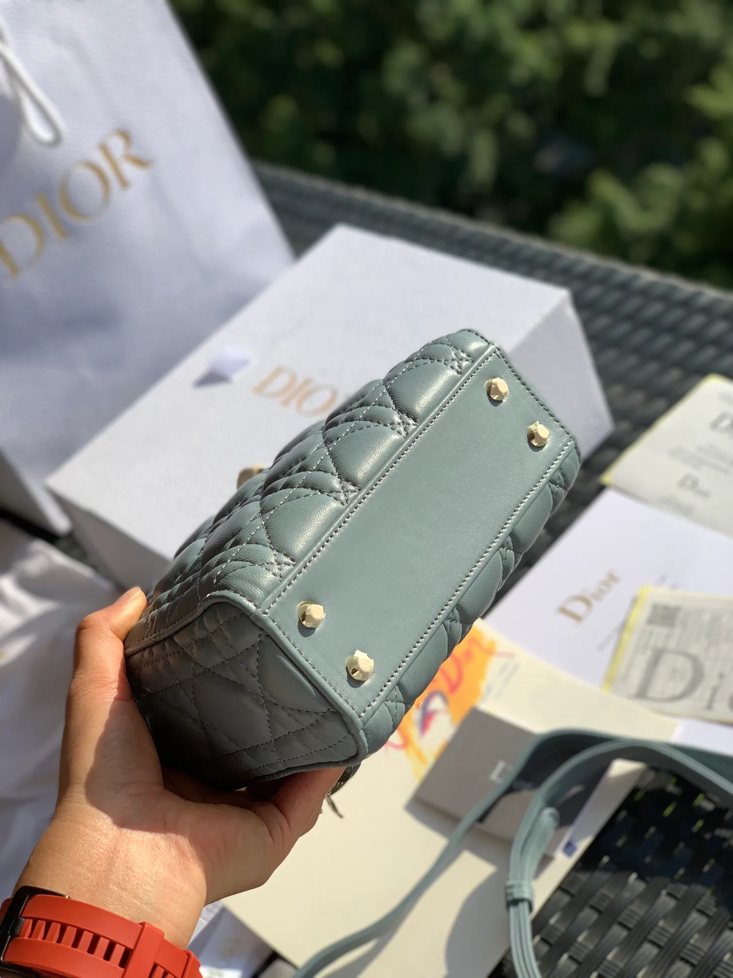 ❗️❗️❗️Free shipping with SF Express for year-end events❗️❗️❗️💰1800 The size is 17×15×7 blue three-frame sheepskin LadyDio*r bag! Same style as Angelababy! It is not only luxurious and elegant, but also has the intellectual softness of a woman. It is definitely a representative of the classics! ! Every woman can't resist its charm! Imported pure steel electroplated hardware, Italian original lambskin, pure hand tailoring, and expensive imported special machine seaming technology, perfect condition! Can withstand any compliment~