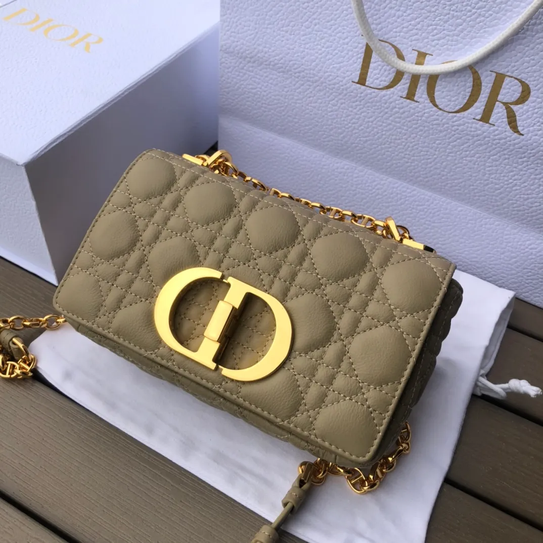 Top upgraded version💰1800 Size: 20×12×7cm Specially available from Dior overseas channel resources❗️This Dior caro handbag combines elegance and modern style. Crafted from supple cow leather with cannage pattern topstitching. The flip cover is decorated with a metal knob-style "CD" clasp with an antique gold finish, and is paired with a detachable "CD" logo chain shoulder strap, which can be carried by hand, shoulder or cross-body. It can be replaced with an embroidered wide shoulder strap to embellish daily looks or add a bright finishing touch to evening wear.