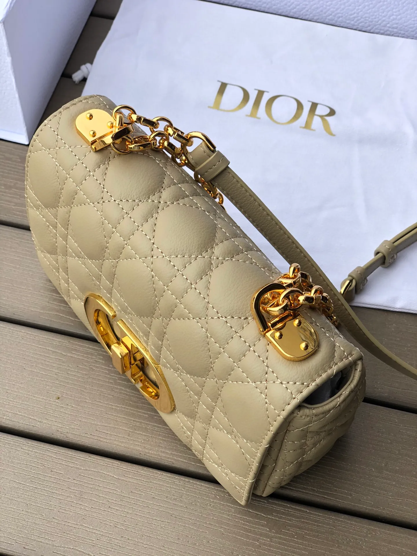 Top upgraded version💰1800 Size: 20×12×7cm Specially available from Dior overseas channel resources❗️This Dior caro handbag combines elegance and modern style. Crafted from supple cow leather with cannage pattern topstitching. The flip cover is decorated with a metal knob-style "CD" clasp with an antique gold finish, and is paired with a detachable "CD" logo chain shoulder strap, which can be carried by hand, shoulder or cross-body. It can be replaced with an embroidered wide shoulder strap to embellish daily looks or add a bright finishing touch to evening wear.