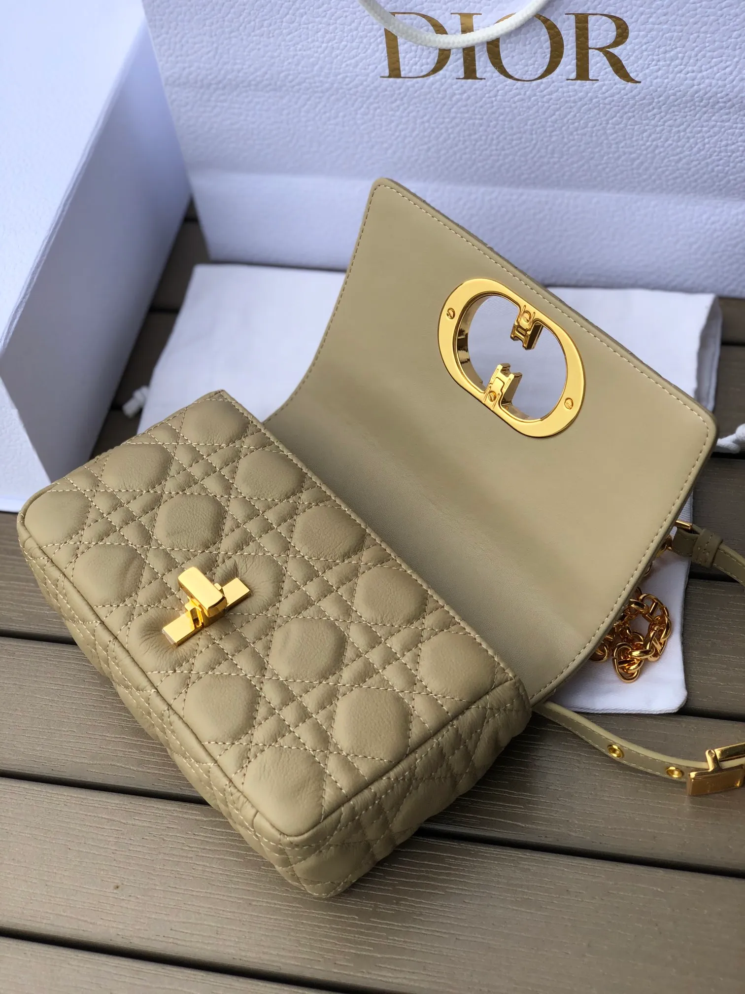 Top upgraded version💰1800 Size: 20×12×7cm Specially available from Dior overseas channel resources❗️This Dior caro handbag combines elegance and modern style. Crafted from supple cow leather with cannage pattern topstitching. The flip cover is decorated with a metal knob-style "CD" clasp with an antique gold finish, and is paired with a detachable "CD" logo chain shoulder strap, which can be carried by hand, shoulder or cross-body. It can be replaced with an embroidered wide shoulder strap to embellish daily looks or add a bright finishing touch to evening wear.