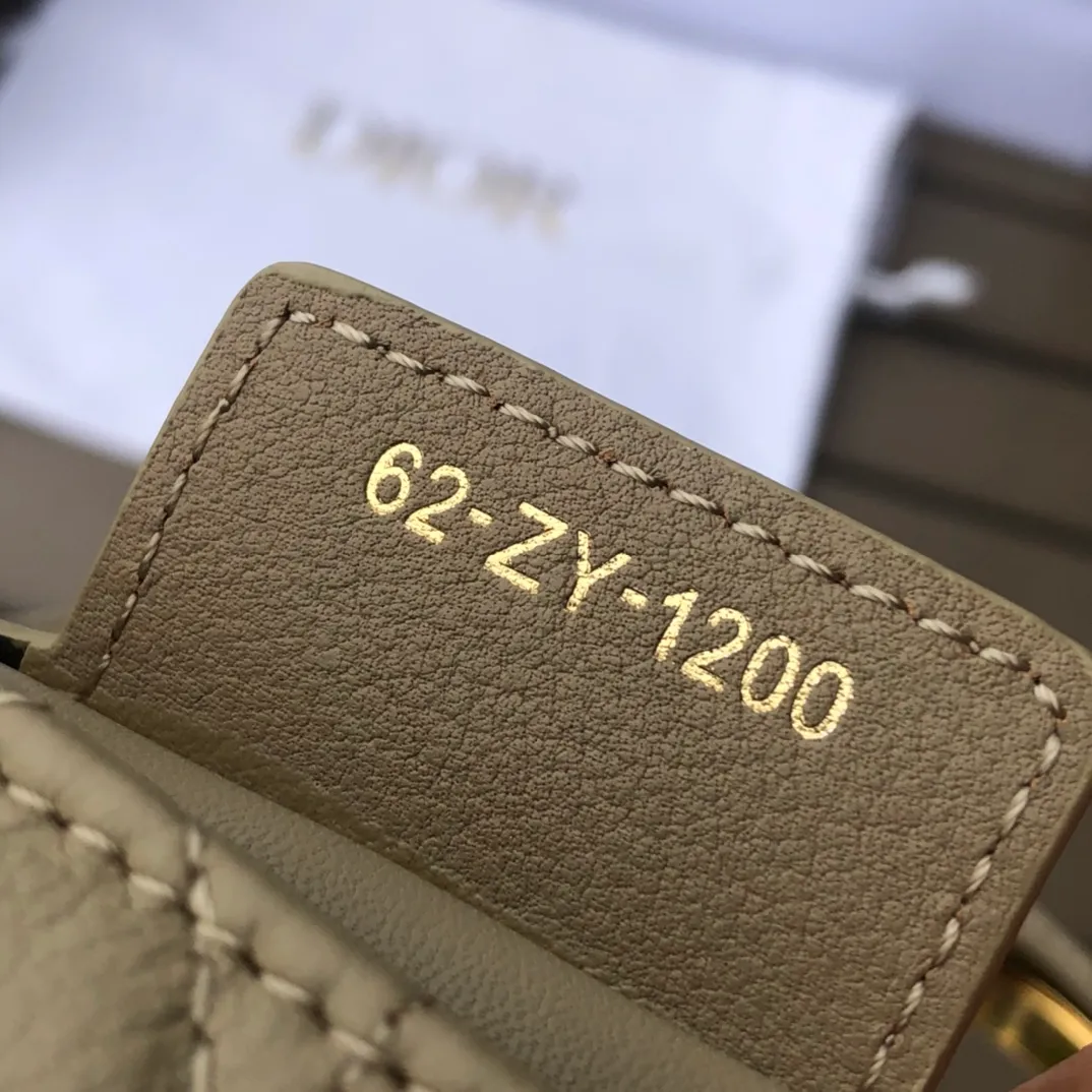Top upgraded version💰1800 Size: 20×12×7cm Specially available from Dior overseas channel resources❗️This Dior caro handbag combines elegance and modern style. Crafted from supple cow leather with cannage pattern topstitching. The flip cover is decorated with a metal knob-style "CD" clasp with an antique gold finish, and is paired with a detachable "CD" logo chain shoulder strap, which can be carried by hand, shoulder or cross-body. It can be replaced with an embroidered wide shoulder strap to embellish daily looks or add a bright finishing touch to evening wear.