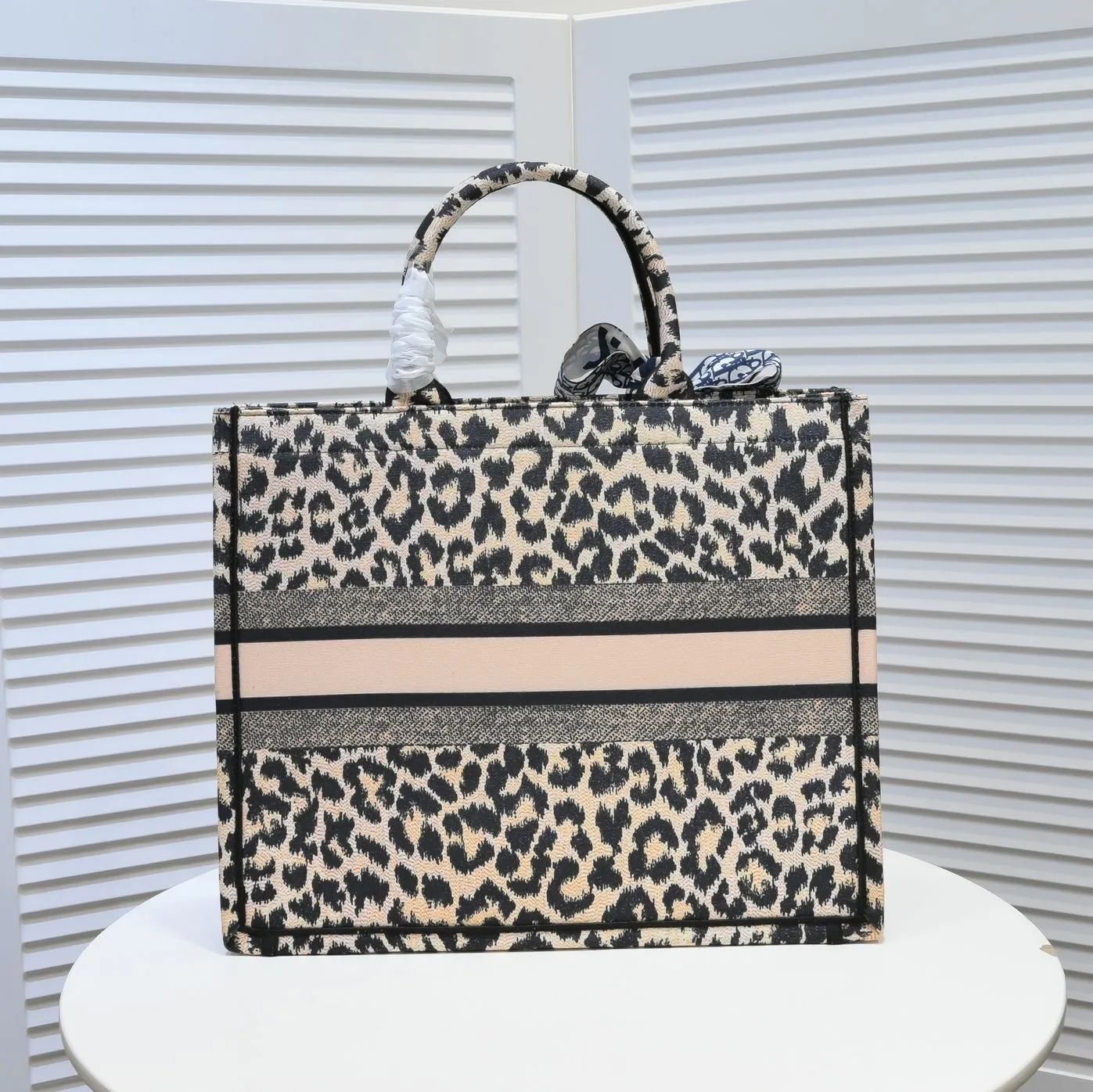 💰360￥With silk scarf, large size🔥 embroidered edge🔜Dior new shopping bag at Dior counter! Counters are updated simultaneously! Limited edition of the same style as the stars! Super stylish! Imported fabric👍high-end quality! You can go in and out of the counters at will without any pressure! The first choice for going out with super large capacity👍 Model: 8033 Size: 41*14*32cm
