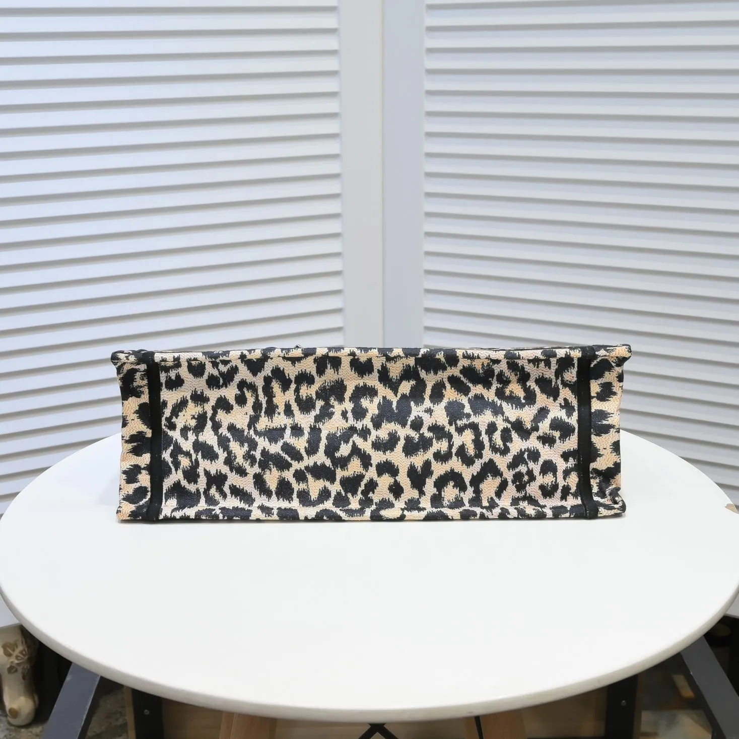 💰360￥With silk scarf, large size🔥 embroidered edge🔜Dior new shopping bag at Dior counter! Counters are updated simultaneously! Limited edition of the same style as the stars! Super stylish! Imported fabric👍high-end quality! You can go in and out of the counters at will without any pressure! The first choice for going out with super large capacity👍 Model: 8033 Size: 41*14*32cm