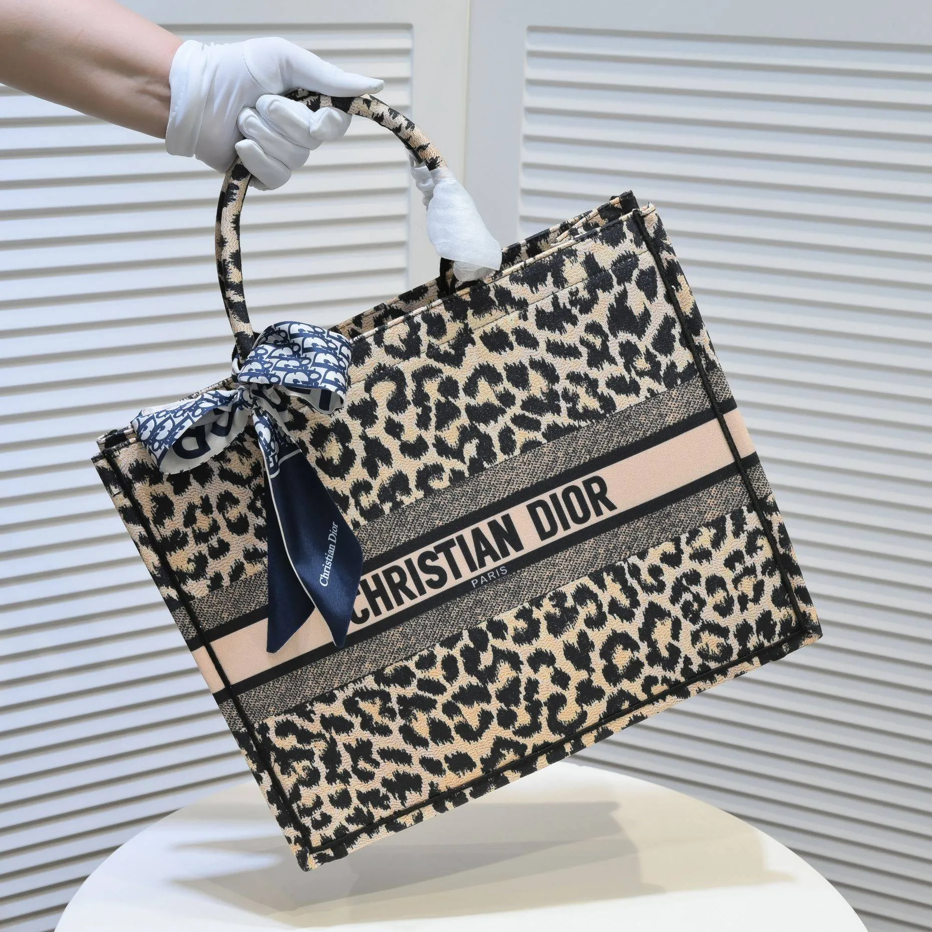 💰360￥With silk scarf, large size🔥 embroidered edge🔜Dior new shopping bag at Dior counter! Counters are updated simultaneously! Limited edition of the same style as the stars! Super stylish! Imported fabric👍high-end quality! You can go in and out of the counters at will without any pressure! The first choice for going out with super large capacity👍 Model: 8033 Size: 41*14*32cm