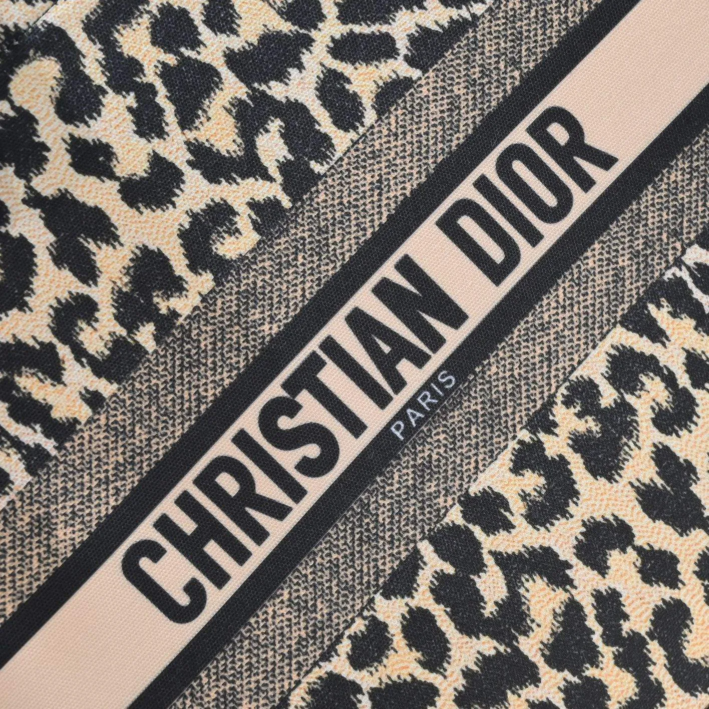 💰360￥With silk scarf, large size🔥 embroidered edge🔜Dior new shopping bag at Dior counter! Counters are updated simultaneously! Limited edition of the same style as the stars! Super stylish! Imported fabric👍high-end quality! You can go in and out of the counters at will without any pressure! The first choice for going out with super large capacity👍 Model: 8033 Size: 41*14*32cm