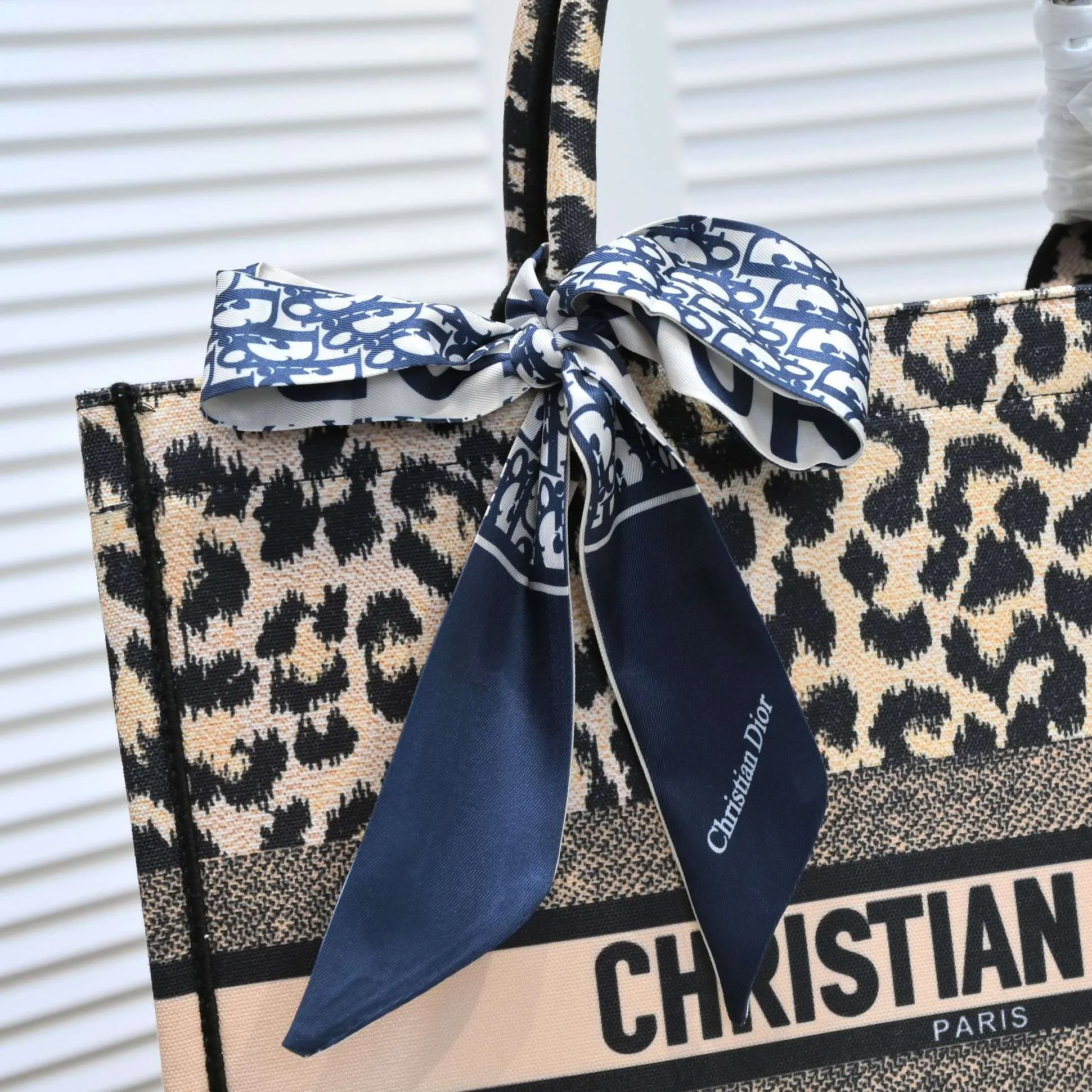 💰360￥With silk scarf, large size🔥 embroidered edge🔜Dior new shopping bag at Dior counter! Counters are updated simultaneously! Limited edition of the same style as the stars! Super stylish! Imported fabric👍high-end quality! You can go in and out of the counters at will without any pressure! The first choice for going out with super large capacity👍 Model: 8033 Size: 41*14*32cm