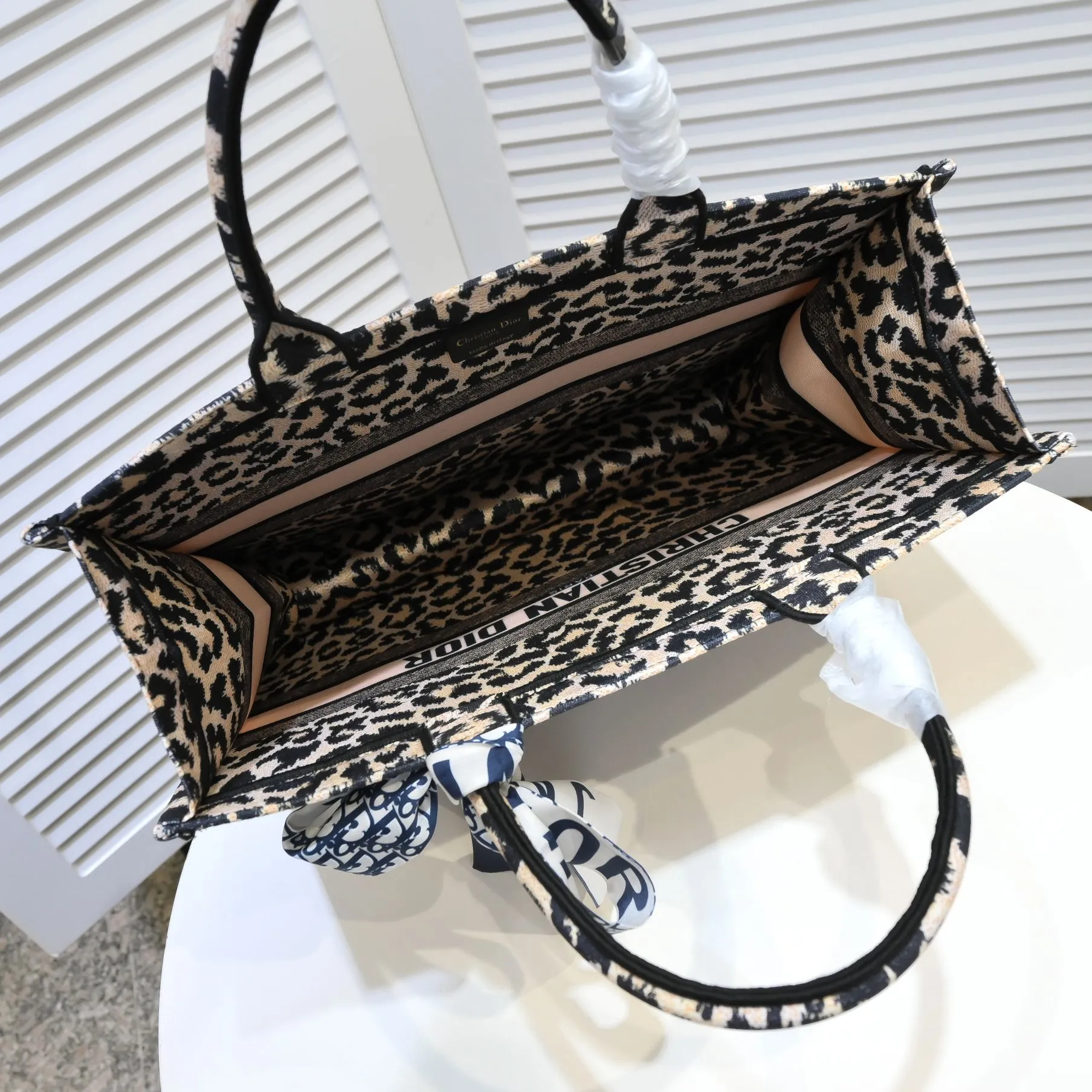 💰360￥With silk scarf, large size🔥 embroidered edge🔜Dior new shopping bag at Dior counter! Counters are updated simultaneously! Limited edition of the same style as the stars! Super stylish! Imported fabric👍high-end quality! You can go in and out of the counters at will without any pressure! The first choice for going out with super large capacity👍 Model: 8033 Size: 41*14*32cm
