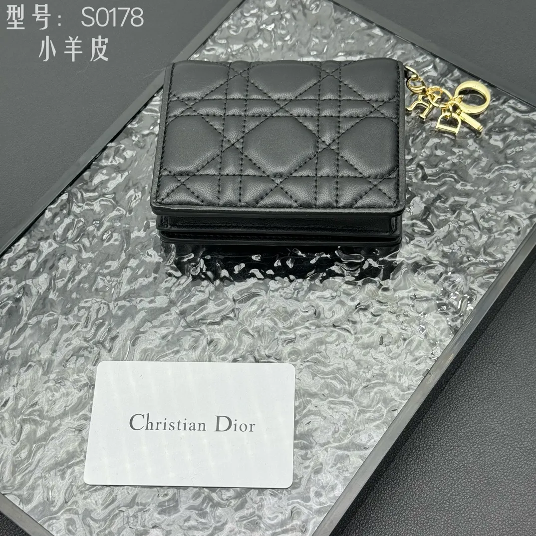💰160 💎Upgraded original version🇫🇷 𝑫𝒊𝒐𝒓Authentic products available at counters💌Top quality# With picture box Exclusive real shot# Built-in small sachet💕 This Lady Dior 5 grid card holder is decorated with classic cannage pattern topstitching, paying tribute to the exquisite craftsmanship of Dior craftsmen. Carefully crafted from bright patent leather on the outside + sheepskin on the inside, it is compact and practical and can store a variety of daily necessities. This 5-compartment card holder is decorated with a removable "D.I.O.R." charm and has a strap snap closure so it can be paired with other Lady Dior pieces for a coordinated look. ·Detachable "D.I.O.R." charm ·Front strap snap closure ·5 compartments sewn with triangular gussets Dior patent leather card bag multi-layered accordion design. Practical and beautiful at the same time. Can store many cards. Style number: S0178NMJ-M900. Size: 10.4×7×2cm