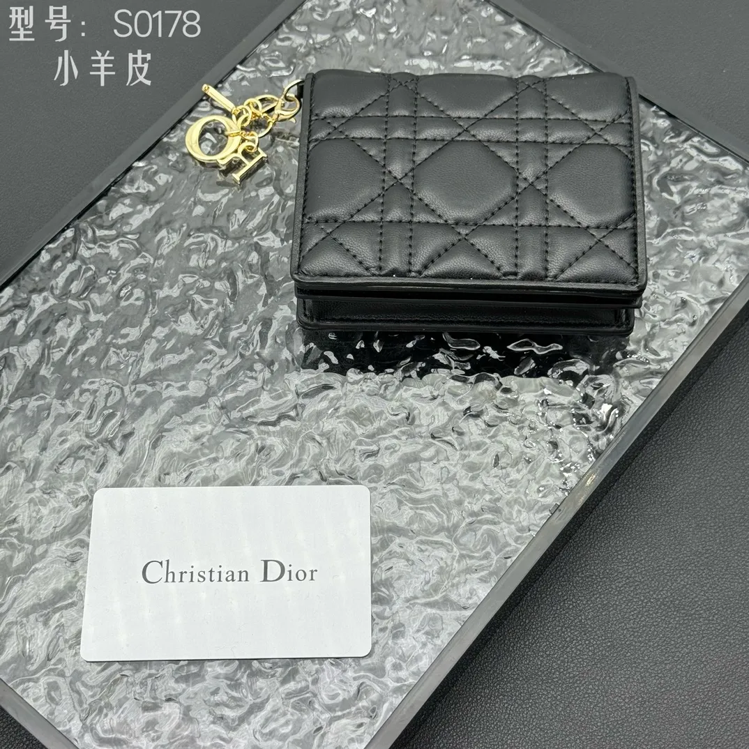 💰160 💎Upgraded original version🇫🇷 𝑫𝒊𝒐𝒓Authentic products available at counters💌Top quality# With picture box Exclusive real shot# Built-in small sachet💕 This Lady Dior 5 grid card holder is decorated with classic cannage pattern topstitching, paying tribute to the exquisite craftsmanship of Dior craftsmen. Carefully crafted from bright patent leather on the outside + sheepskin on the inside, it is compact and practical and can store a variety of daily necessities. This 5-compartment card holder is decorated with a removable "D.I.O.R." charm and has a strap snap closure so it can be paired with other Lady Dior pieces for a coordinated look. ·Detachable "D.I.O.R." charm ·Front strap snap closure ·5 compartments sewn with triangular gussets Dior patent leather card bag multi-layered accordion design. Practical and beautiful at the same time. Can store many cards. Style number: S0178NMJ-M900. Size: 10.4×7×2cm