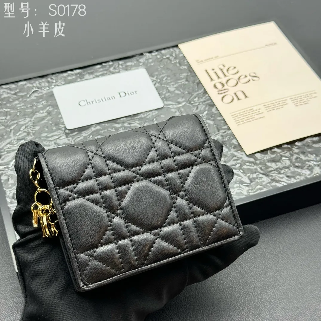 💰160 💎Upgraded original version🇫🇷 𝑫𝒊𝒐𝒓Authentic products available at counters💌Top quality# With picture box Exclusive real shot# Built-in small sachet💕 This Lady Dior 5 grid card holder is decorated with classic cannage pattern topstitching, paying tribute to the exquisite craftsmanship of Dior craftsmen. Carefully crafted from bright patent leather on the outside + sheepskin on the inside, it is compact and practical and can store a variety of daily necessities. This 5-compartment card holder is decorated with a removable "D.I.O.R." charm and has a strap snap closure so it can be paired with other Lady Dior pieces for a coordinated look. ·Detachable "D.I.O.R." charm ·Front strap snap closure ·5 compartments sewn with triangular gussets Dior patent leather card bag multi-layered accordion design. Practical and beautiful at the same time. Can store many cards. Style number: S0178NMJ-M900. Size: 10.4×7×2cm