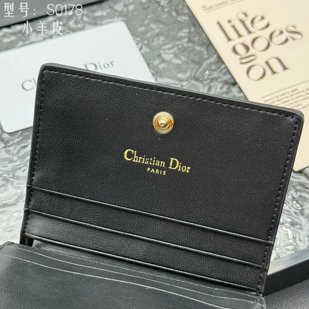 💰160 💎Upgraded original version🇫🇷 𝑫𝒊𝒐𝒓Authentic products available at counters💌Top quality# With picture box Exclusive real shot# Built-in small sachet💕 This Lady Dior 5 grid card holder is decorated with classic cannage pattern topstitching, paying tribute to the exquisite craftsmanship of Dior craftsmen. Carefully crafted from bright patent leather on the outside + sheepskin on the inside, it is compact and practical and can store a variety of daily necessities. This 5-compartment card holder is decorated with a removable "D.I.O.R." charm and has a strap snap closure so it can be paired with other Lady Dior pieces for a coordinated look. ·Detachable "D.I.O.R." charm ·Front strap snap closure ·5 compartments sewn with triangular gussets Dior patent leather card bag multi-layered accordion design. Practical and beautiful at the same time. Can store many cards. Style number: S0178NMJ-M900. Size: 10.4×7×2cm
