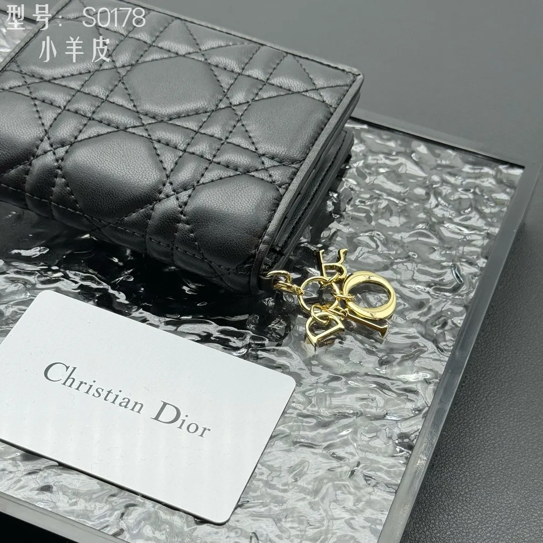 💰160 💎Upgraded original version🇫🇷 𝑫𝒊𝒐𝒓Authentic products available at counters💌Top quality# With picture box Exclusive real shot# Built-in small sachet💕 This Lady Dior 5 grid card holder is decorated with classic cannage pattern topstitching, paying tribute to the exquisite craftsmanship of Dior craftsmen. Carefully crafted from bright patent leather on the outside + sheepskin on the inside, it is compact and practical and can store a variety of daily necessities. This 5-compartment card holder is decorated with a removable "D.I.O.R." charm and has a strap snap closure so it can be paired with other Lady Dior pieces for a coordinated look. ·Detachable "D.I.O.R." charm ·Front strap snap closure ·5 compartments sewn with triangular gussets Dior patent leather card bag multi-layered accordion design. Practical and beautiful at the same time. Can store many cards. Style number: S0178NMJ-M900. Size: 10.4×7×2cm