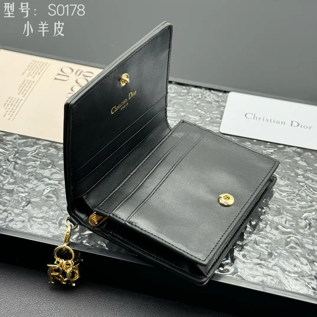 💰160 💎Upgraded original version🇫🇷 𝑫𝒊𝒐𝒓Authentic products available at counters💌Top quality# With picture box Exclusive real shot# Built-in small sachet💕 This Lady Dior 5 grid card holder is decorated with classic cannage pattern topstitching, paying tribute to the exquisite craftsmanship of Dior craftsmen. Carefully crafted from bright patent leather on the outside + sheepskin on the inside, it is compact and practical and can store a variety of daily necessities. This 5-compartment card holder is decorated with a removable "D.I.O.R." charm and has a strap snap closure so it can be paired with other Lady Dior pieces for a coordinated look. ·Detachable "D.I.O.R." charm ·Front strap snap closure ·5 compartments sewn with triangular gussets Dior patent leather card bag multi-layered accordion design. Practical and beautiful at the same time. Can store many cards. Style number: S0178NMJ-M900. Size: 10.4×7×2cm