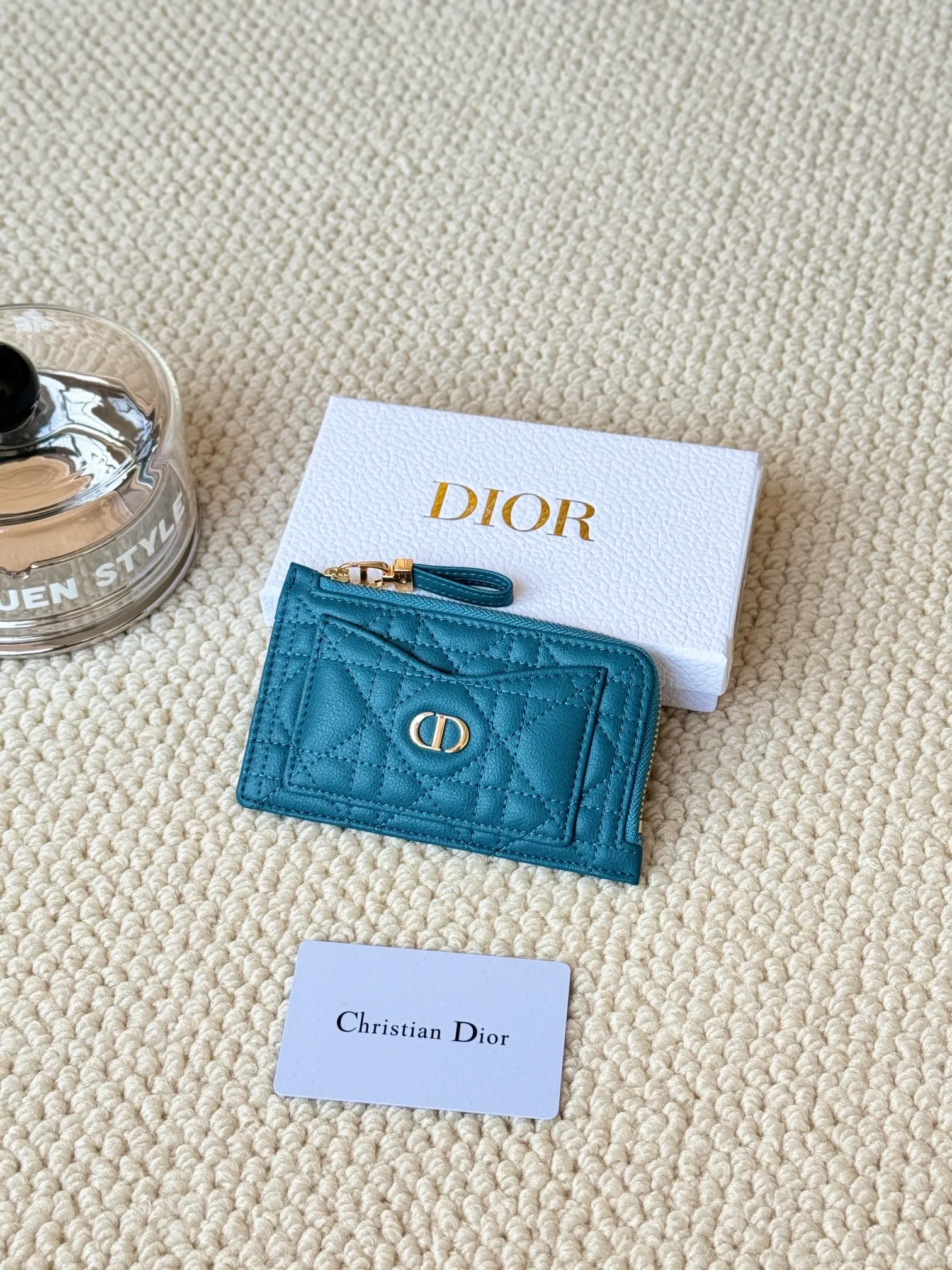 💰150Lady Dior card holder. Sand color wallet bought to fit into a waste bag. L-shaped opening, seven-zipper card holder. No.: S5131. There are too many front patch pockets to hold cards. The banknotes need to be folded at 40% off. It can hold 30% off but it has a zipper. The size is 13.5*8.5*1.5 cm. The Dior card holder meets my various needs. Compared with other styles, it is thin, compact and has a large capacity. There is no conspicuous big LOGO, it will not scratch when placed in the bag, and it is relatively low-key and classic. There is a special place for access control cards, so you don’t need to mix them with bank cards. When I used to swipe access control cards, I couldn’t swipe them because there were too many cards, so I had to take out the access control cards separately. There is a zipper, so you don't have to worry about putting important things out, and the zipper is half-open, so it's more convenient to put things in and take things out than having only one side.