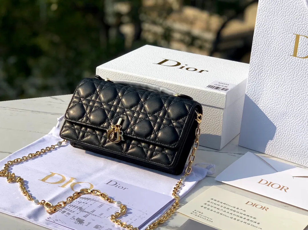 ❗️❗️❗️Free shipping with SF Express for year-end event❗️❗️❗️💰1760 Size 21✖️11.5✖️4.5cm Lady Dior’s new early spring clutch bag, popular all over the country, currently over-the-counter orders take 2-3 months, Hong Kong trading company imports soft lambskin material , soft and delicate, the chain decorated with pearls is more exquisite, the real thing is so beautiful, 🉑️Hand-carry or cross-body, multiple carrying methods, elegant temperament can be grasped