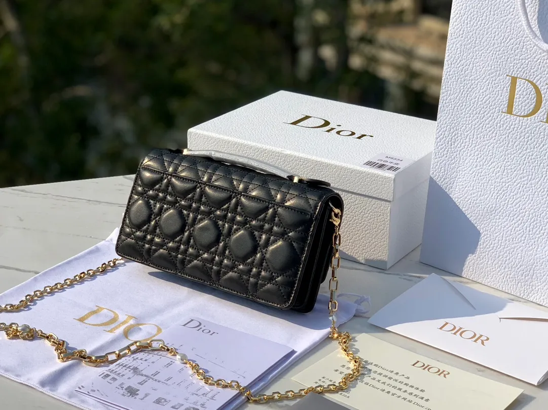 ❗️❗️❗️Free shipping with SF Express for year-end event❗️❗️❗️💰1760 Size 21✖️11.5✖️4.5cm Lady Dior’s new early spring clutch bag, popular all over the country, currently over-the-counter orders take 2-3 months, Hong Kong trading company imports soft lambskin material , soft and delicate, the chain decorated with pearls is more exquisite, the real thing is so beautiful, 🉑️Hand-carry or cross-body, multiple carrying methods, elegant temperament can be grasped