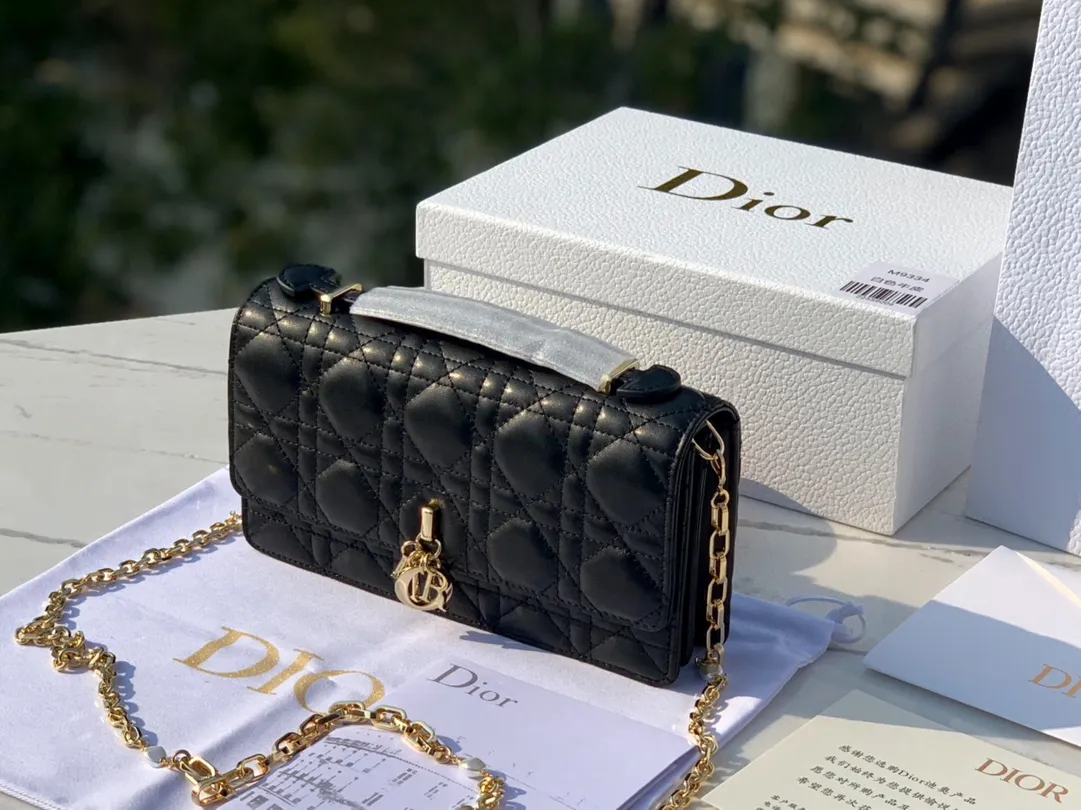 ❗️❗️❗️Free shipping with SF Express for year-end event❗️❗️❗️💰1760 Size 21✖️11.5✖️4.5cm Lady Dior’s new early spring clutch bag, popular all over the country, currently over-the-counter orders take 2-3 months, Hong Kong trading company imports soft lambskin material , soft and delicate, the chain decorated with pearls is more exquisite, the real thing is so beautiful, 🉑️Hand-carry or cross-body, multiple carrying methods, elegant temperament can be grasped