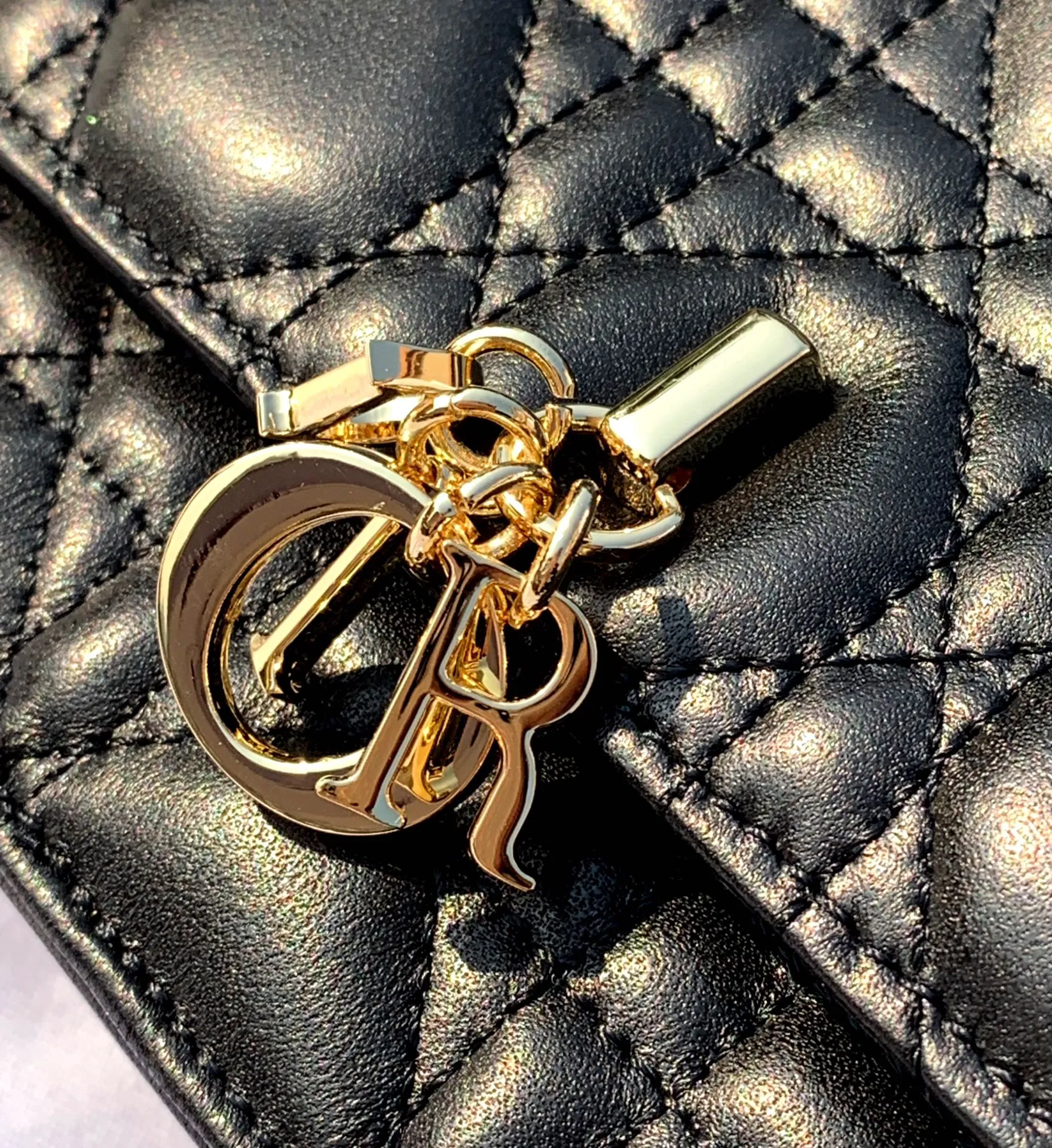 ❗️❗️❗️Free shipping with SF Express for year-end event❗️❗️❗️💰1760 Size 21✖️11.5✖️4.5cm Lady Dior’s new early spring clutch bag, popular all over the country, currently over-the-counter orders take 2-3 months, Hong Kong trading company imports soft lambskin material , soft and delicate, the chain decorated with pearls is more exquisite, the real thing is so beautiful, 🉑️Hand-carry or cross-body, multiple carrying methods, elegant temperament can be grasped