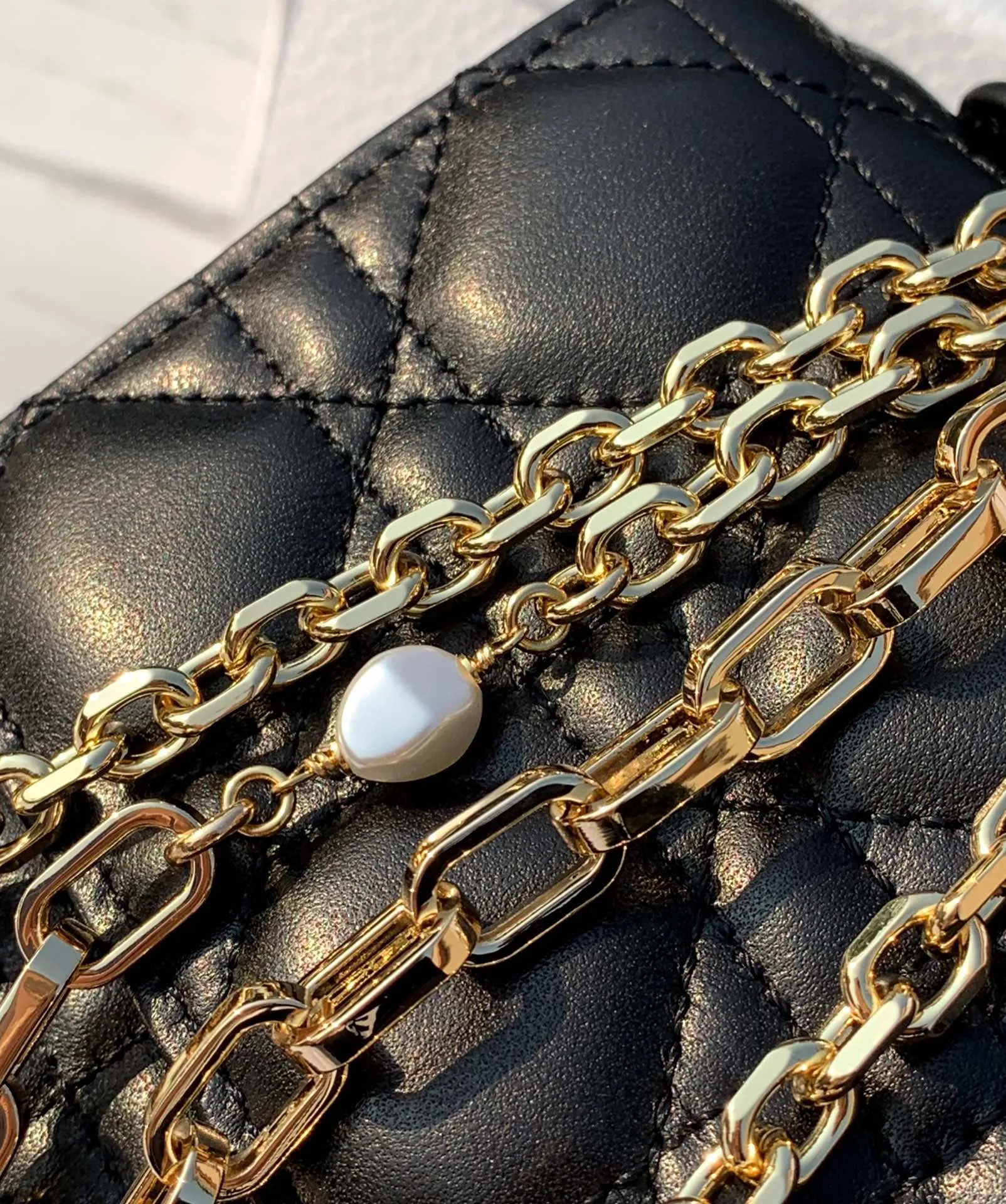 ❗️❗️❗️Free shipping with SF Express for year-end event❗️❗️❗️💰1760 Size 21✖️11.5✖️4.5cm Lady Dior’s new early spring clutch bag, popular all over the country, currently over-the-counter orders take 2-3 months, Hong Kong trading company imports soft lambskin material , soft and delicate, the chain decorated with pearls is more exquisite, the real thing is so beautiful, 🉑️Hand-carry or cross-body, multiple carrying methods, elegant temperament can be grasped