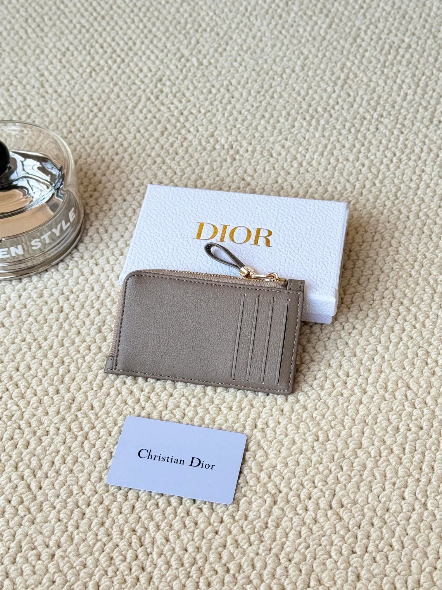 💰150Lady Dior card holder. Sand color wallet bought to fit into a waste bag. L-shaped opening, seven-zipper card holder. No.: S5131. There are too many front patch pockets to hold cards. The banknotes need to be folded at 40% off. It can hold 30% off but it has a zipper. The size is 13.5*8.5*1.5 cm. The Dior card holder meets my various needs. Compared with other styles, it is thin, compact and has a large capacity. There is no conspicuous big LOGO, it will not scratch when placed in the bag, and it is relatively low-key and classic. There is a special place for access control cards, so you don’t need to mix them with bank cards. When I used to swipe access control cards, I couldn’t swipe them because there were too many cards, so I had to take out the access control cards separately. There is a zipper, so you don't have to worry about putting important things out, and the zipper is half-open, so it's more convenient to put things in and take things out than having only one side.