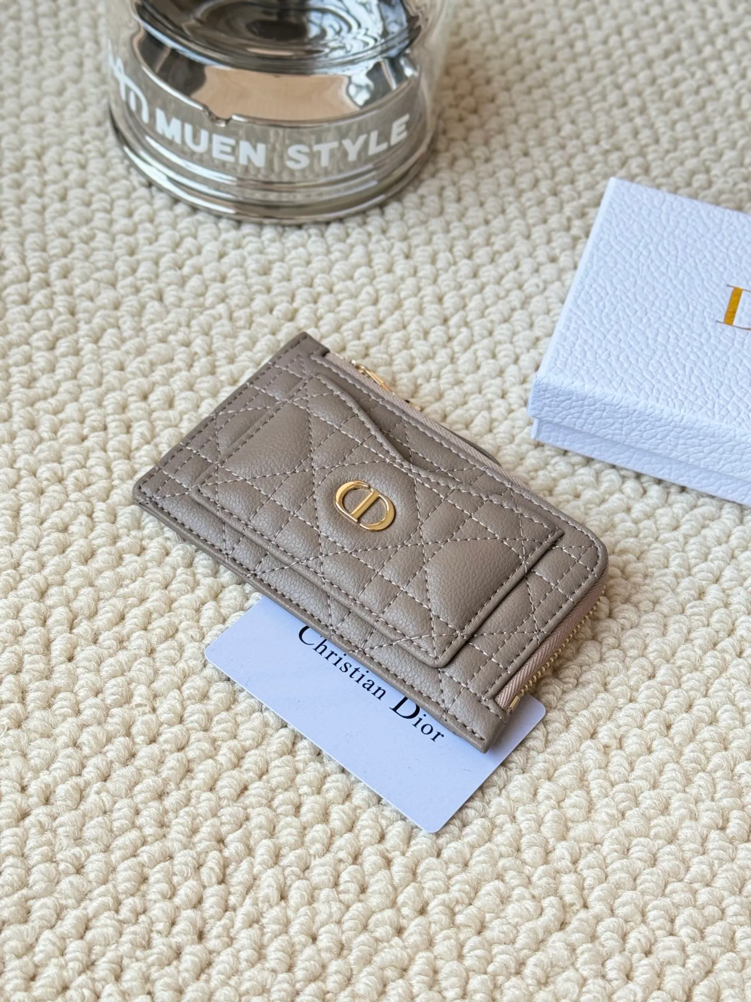 💰150Lady Dior card holder. Sand color wallet bought to fit into a waste bag. L-shaped opening, seven-zipper card holder. No.: S5131. There are too many front patch pockets to hold cards. The banknotes need to be folded at 40% off. It can hold 30% off but it has a zipper. The size is 13.5*8.5*1.5 cm. The Dior card holder meets my various needs. Compared with other styles, it is thin, compact and has a large capacity. There is no conspicuous big LOGO, it will not scratch when placed in the bag, and it is relatively low-key and classic. There is a special place for access control cards, so you don’t need to mix them with bank cards. When I used to swipe access control cards, I couldn’t swipe them because there were too many cards, so I had to take out the access control cards separately. There is a zipper, so you don't have to worry about putting important things out, and the zipper is half-open, so it's more convenient to put things in and take things out than having only one side.