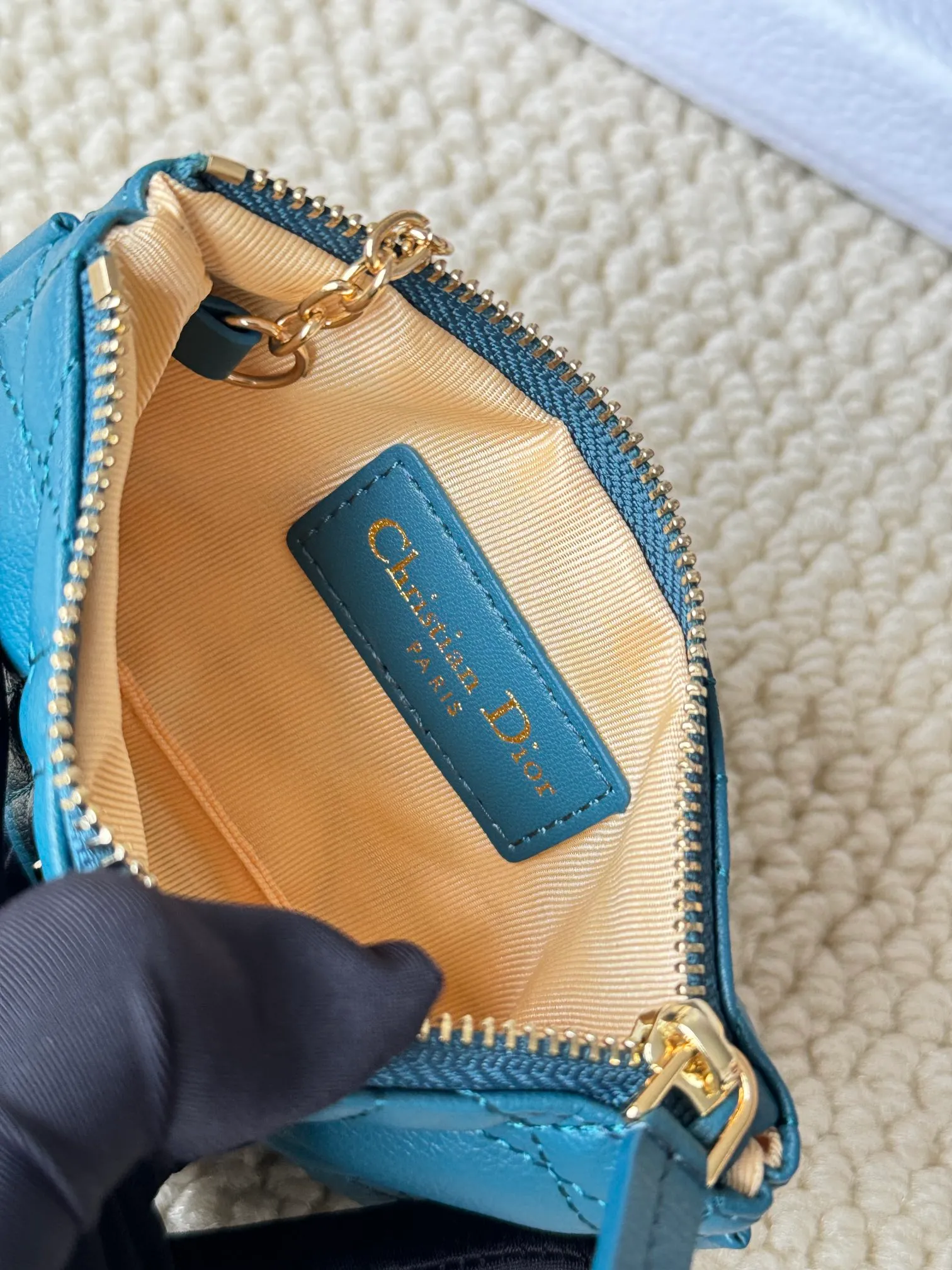 💰140 2024 spring and summer new coin purse key bag is small and cute Size: 14.5*7.6cm Model: S5158UWHC_M30G This Dior Caro card holder is elegant and practical. Carefully crafted from soft cow leather, it is decorated with cannage pattern topstitching and a CD logo on the front to enhance the style. Elegant and sophisticated. 30 Montaigne Glycine Coin Purse Key Case 🔑 Compact and practical, unique, it can store various daily necessities, suitable for various occasions, and can be matched with its 30Montaigne items. CD logo on front